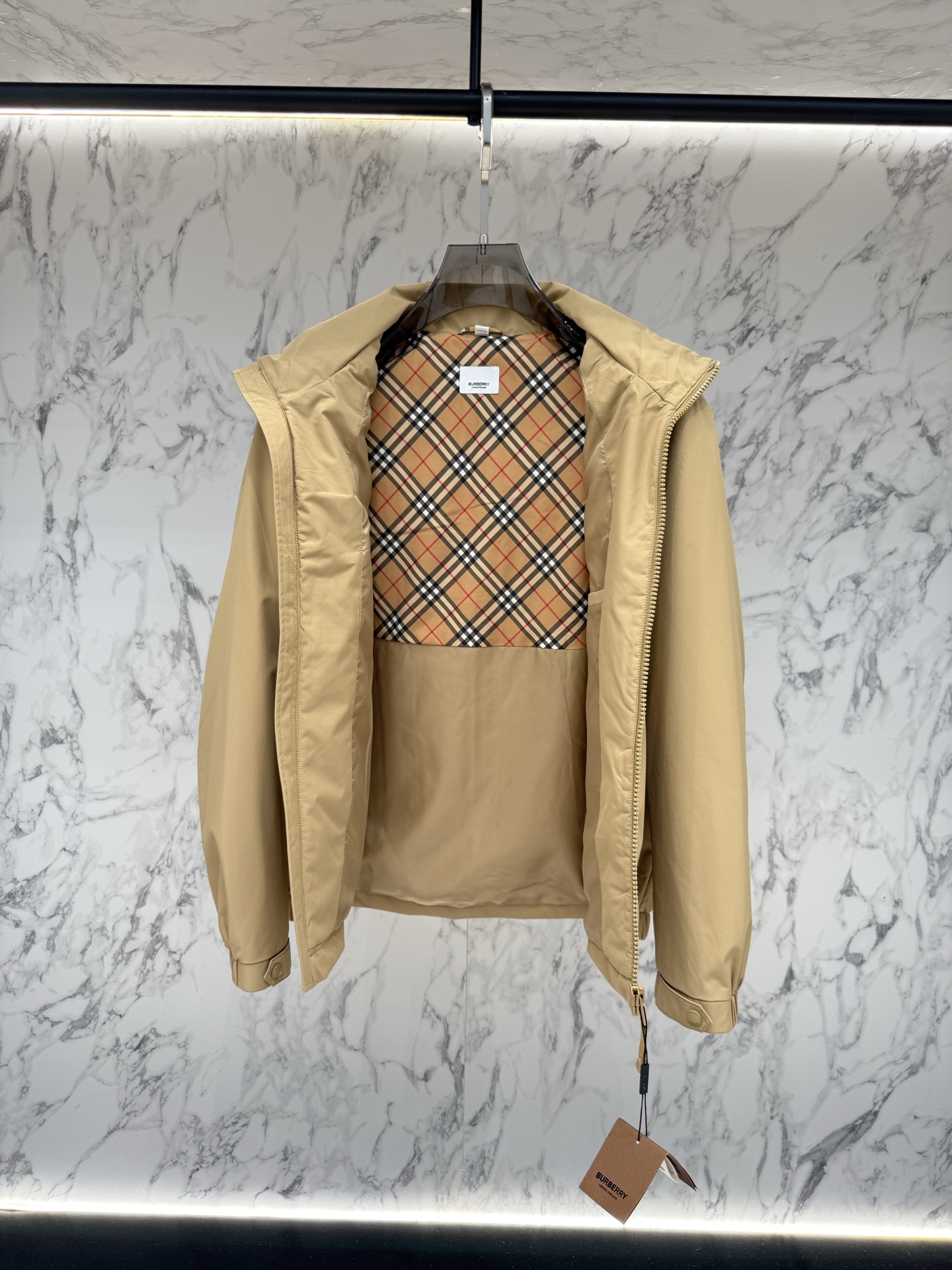 Burberry 2026最新款时尚设计师款夹克外套.处处细节显工艺足够的高级   结构性剪裁的设计改变来展现男士多样的