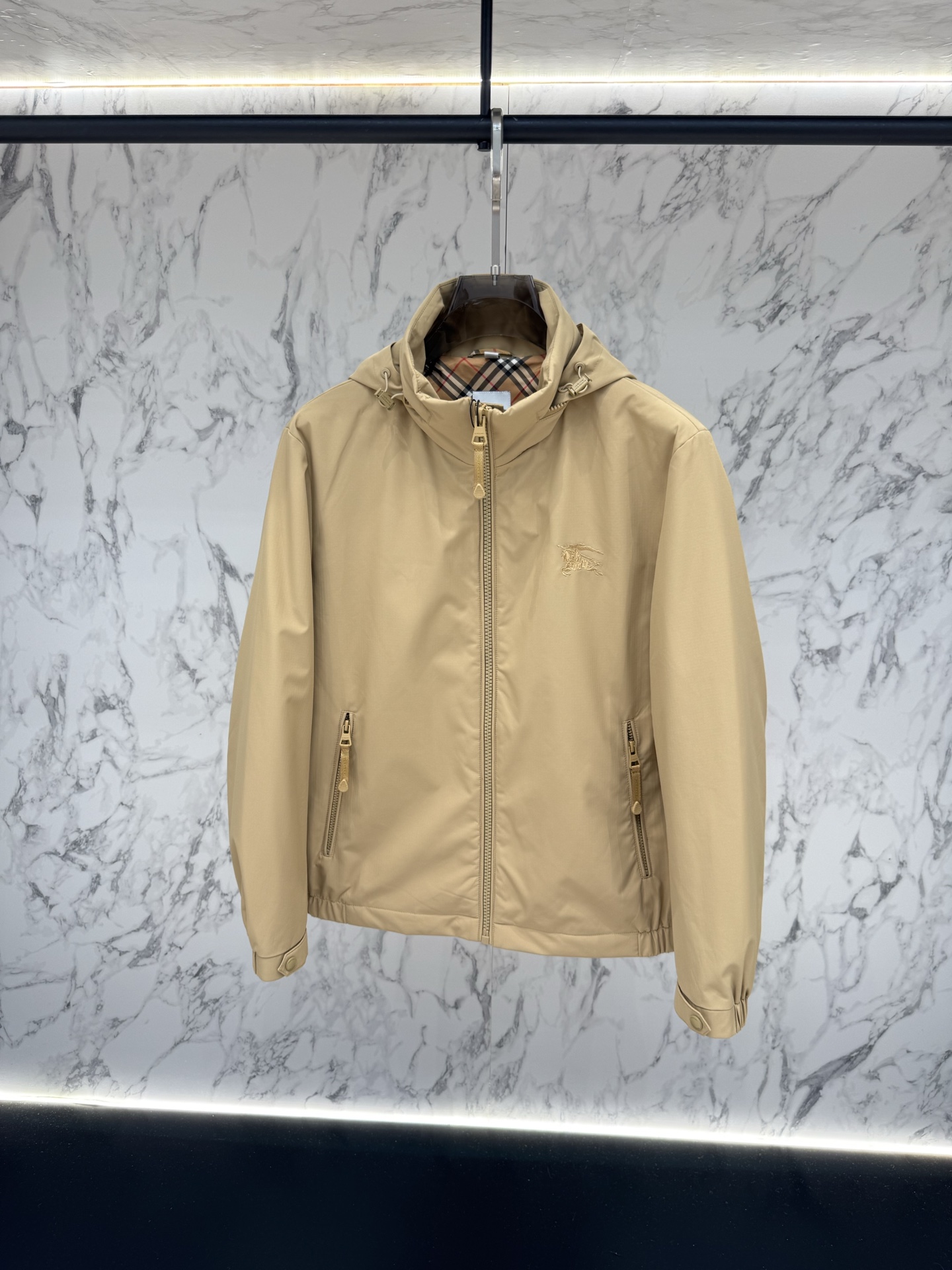 Burberry 2026最新款时尚设计师款夹克外套.处处细节显工艺足够的高级   结构性剪裁的设计改变来展现男士多样的