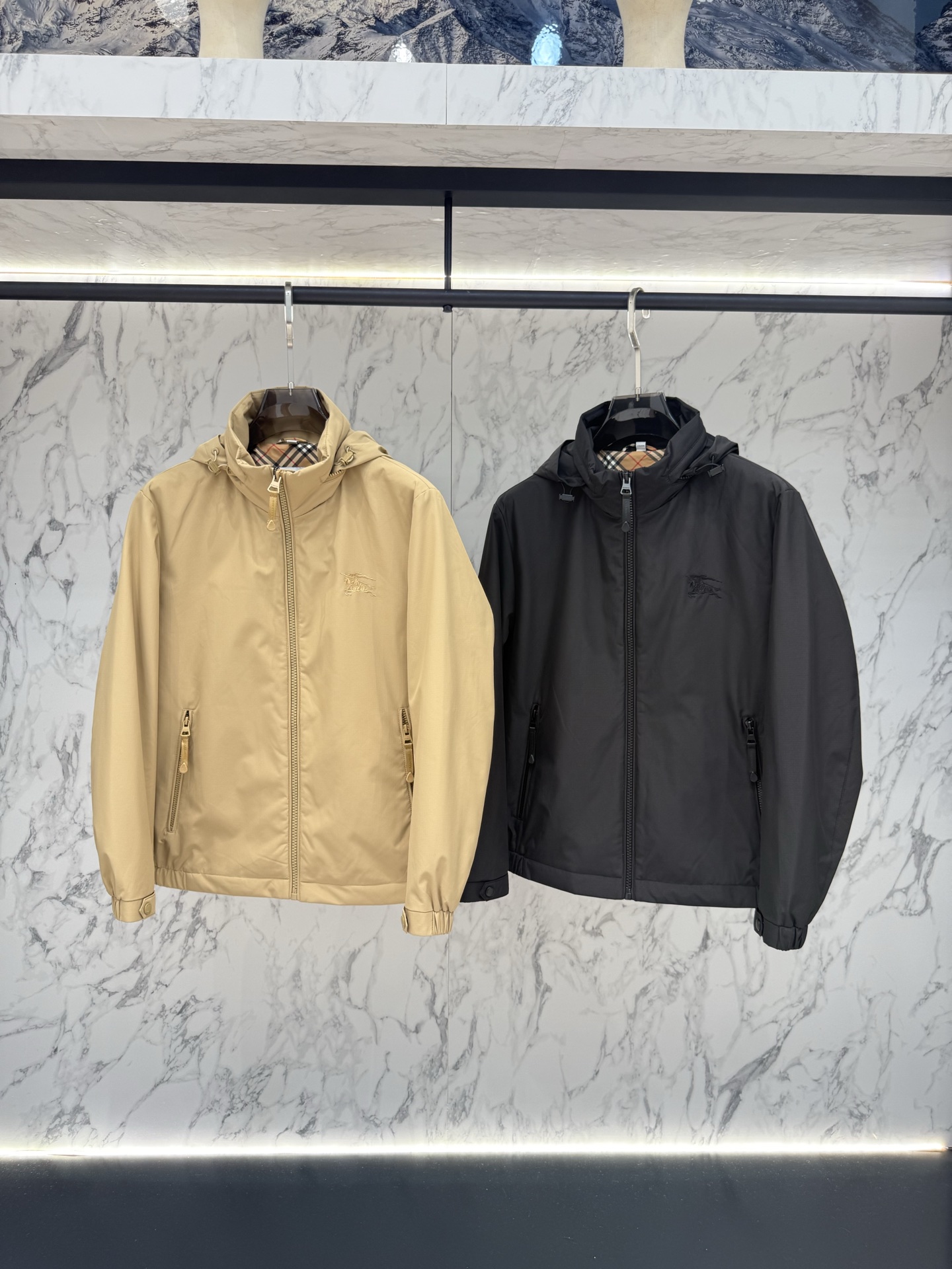 Burberry 2026最新款时尚设计师款夹克外套.处处细节显工艺足够的高级   结构性剪裁的设计改变来展现男士多样的