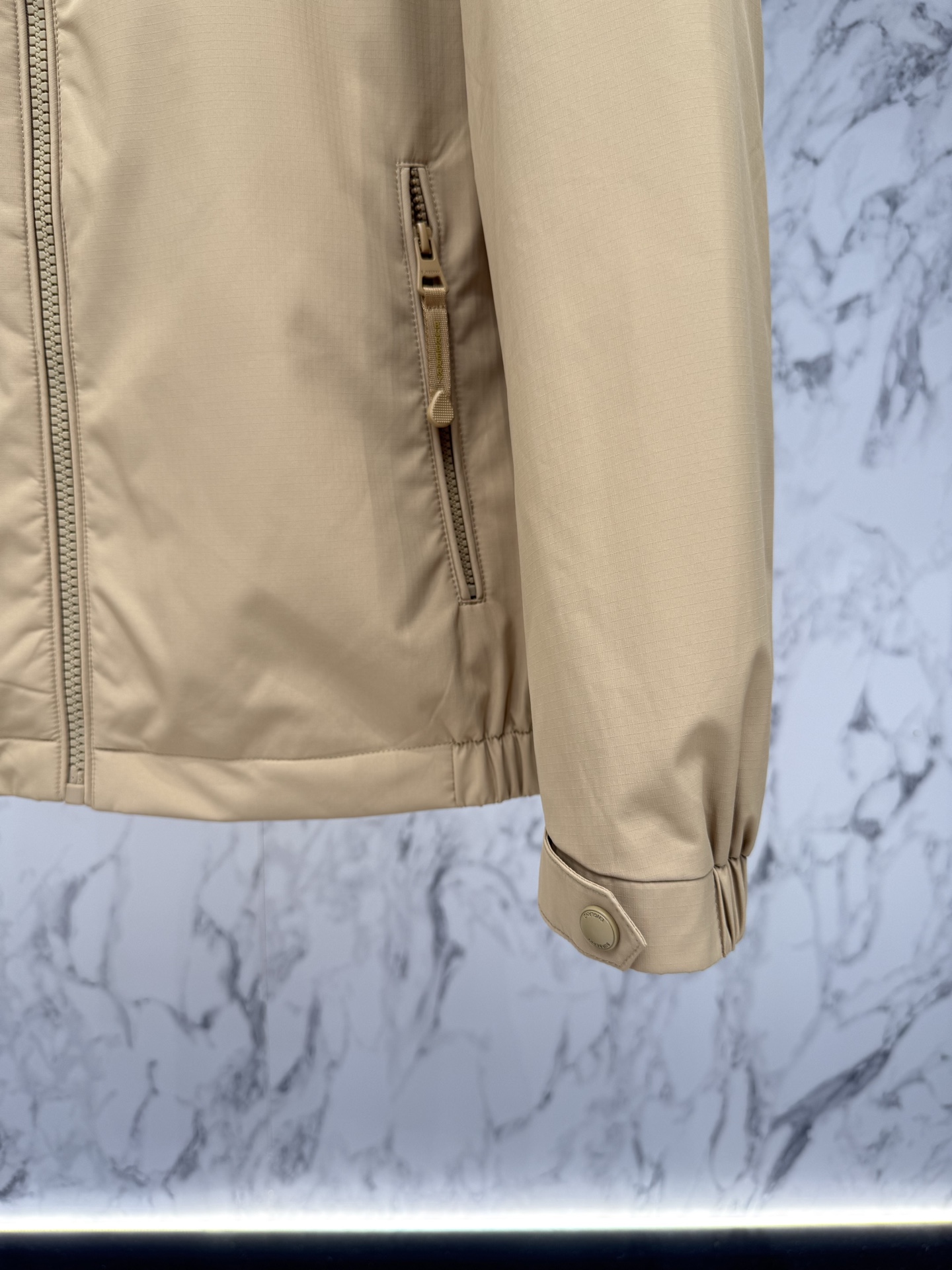 Burberry 2026最新款时尚设计师款夹克外套.处处细节显工艺足够的高级   结构性剪裁的设计改变来展现男士多样的