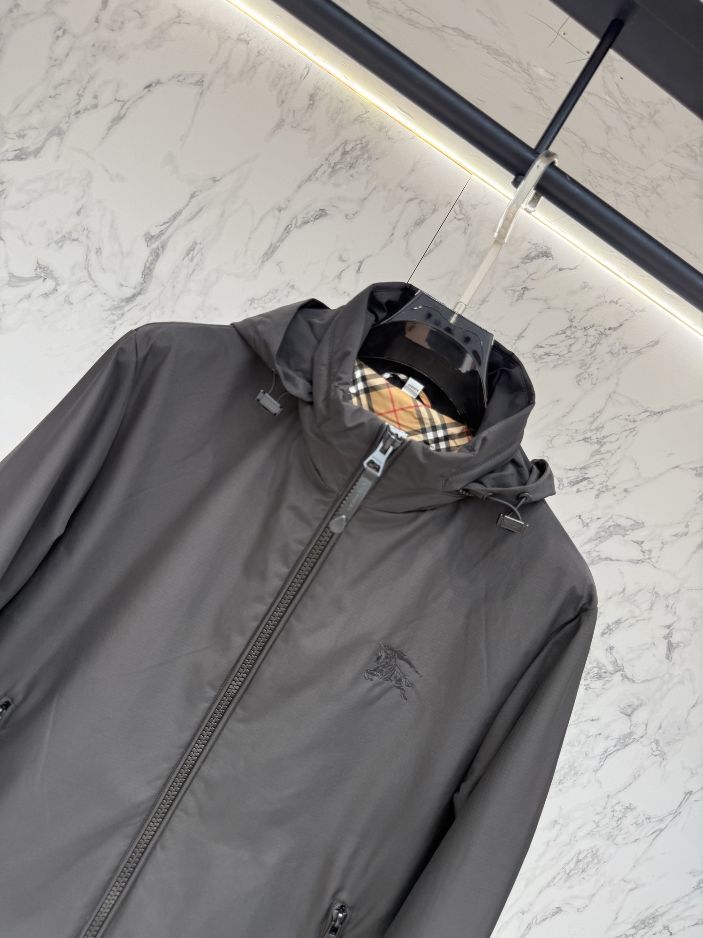 Burberry 2026最新款时尚设计师款夹克外套.处处细节显工艺足够的高级   结构性剪裁的设计改变来展现男士多样的