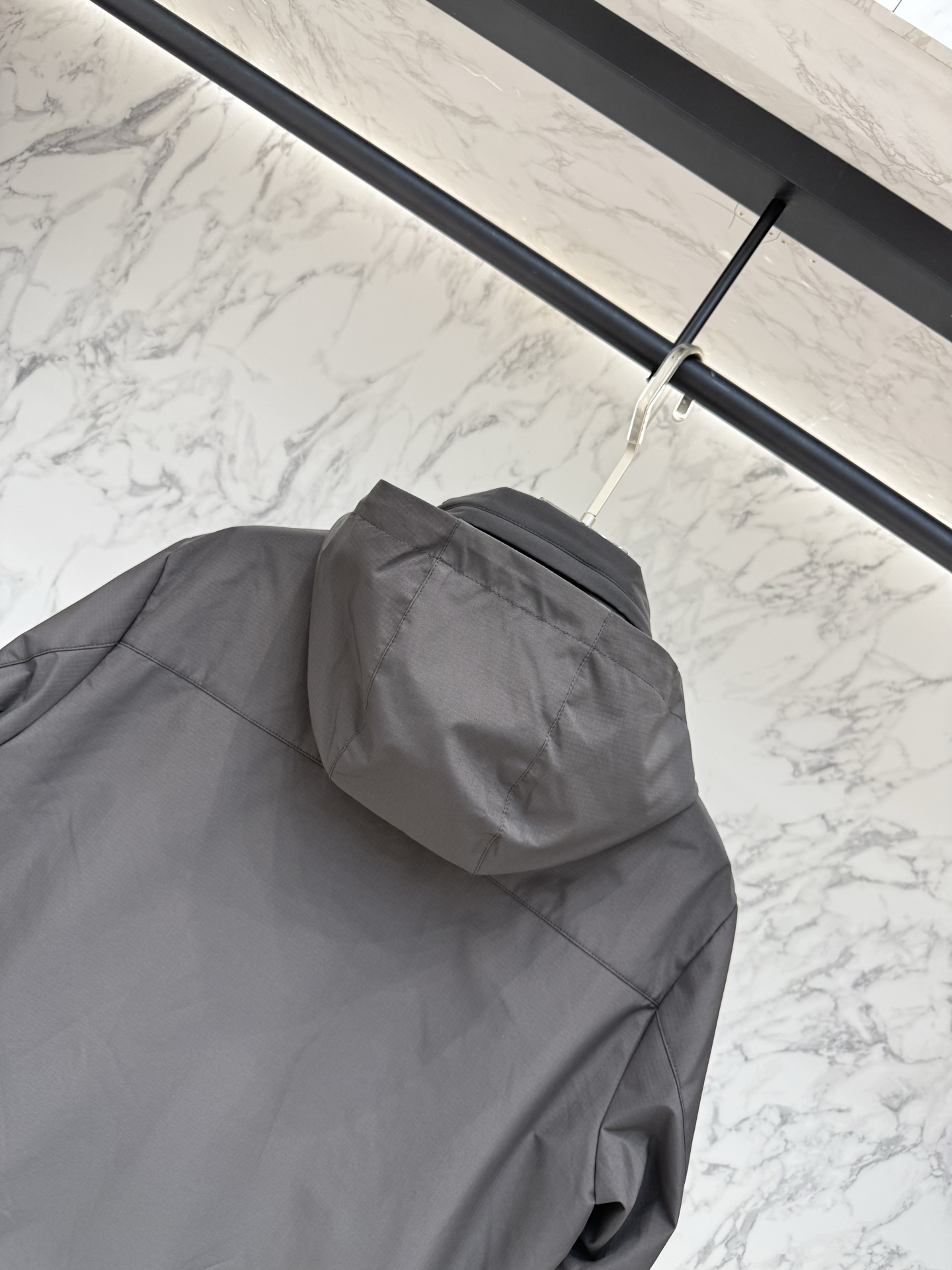 Burberry 2026最新款时尚设计师款夹克外套.处处细节显工艺足够的高级   结构性剪裁的设计改变来展现男士多样的