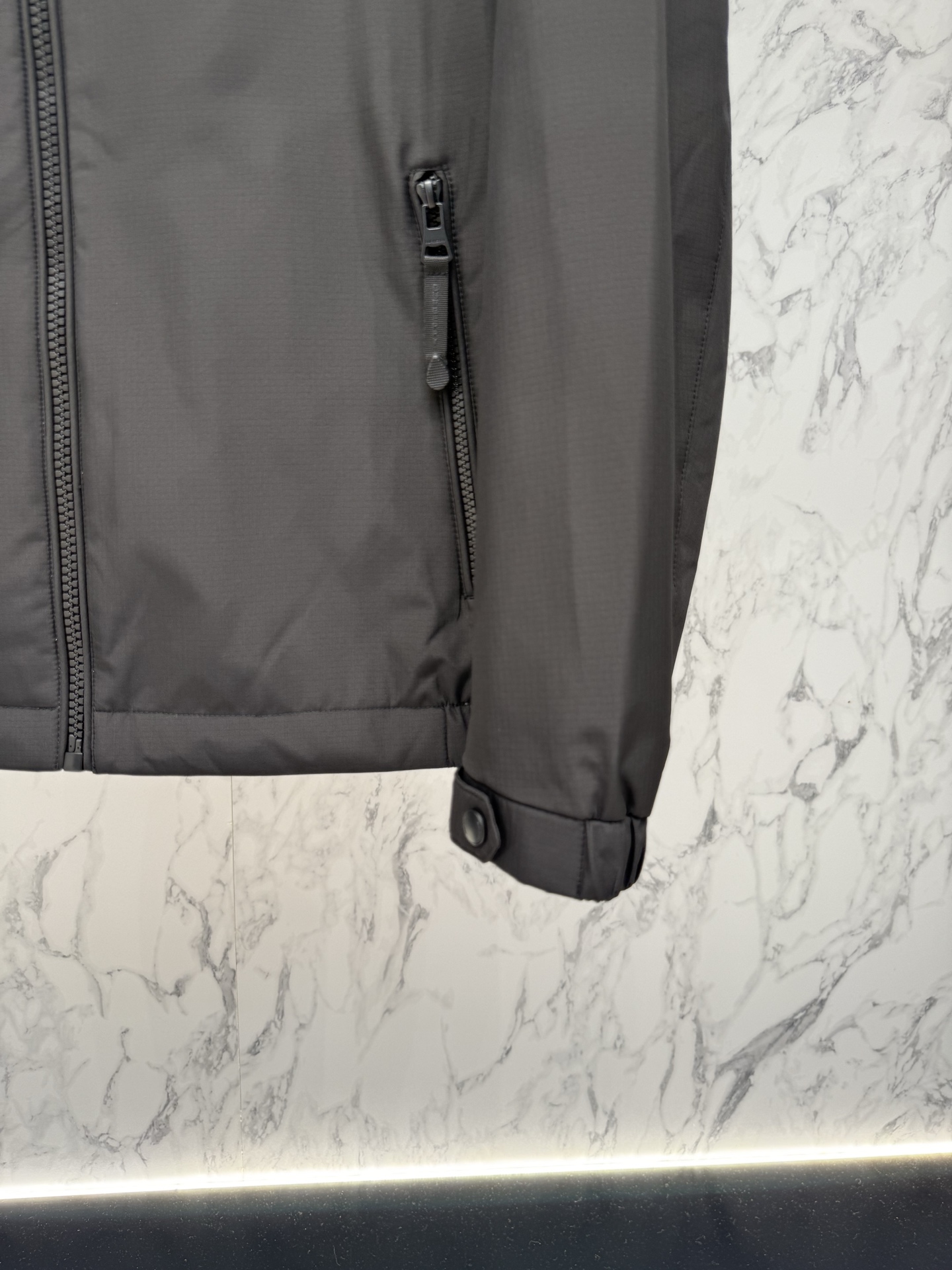 Burberry 2026最新款时尚设计师款夹克外套.处处细节显工艺足够的高级   结构性剪裁的设计改变来展现男士多样的