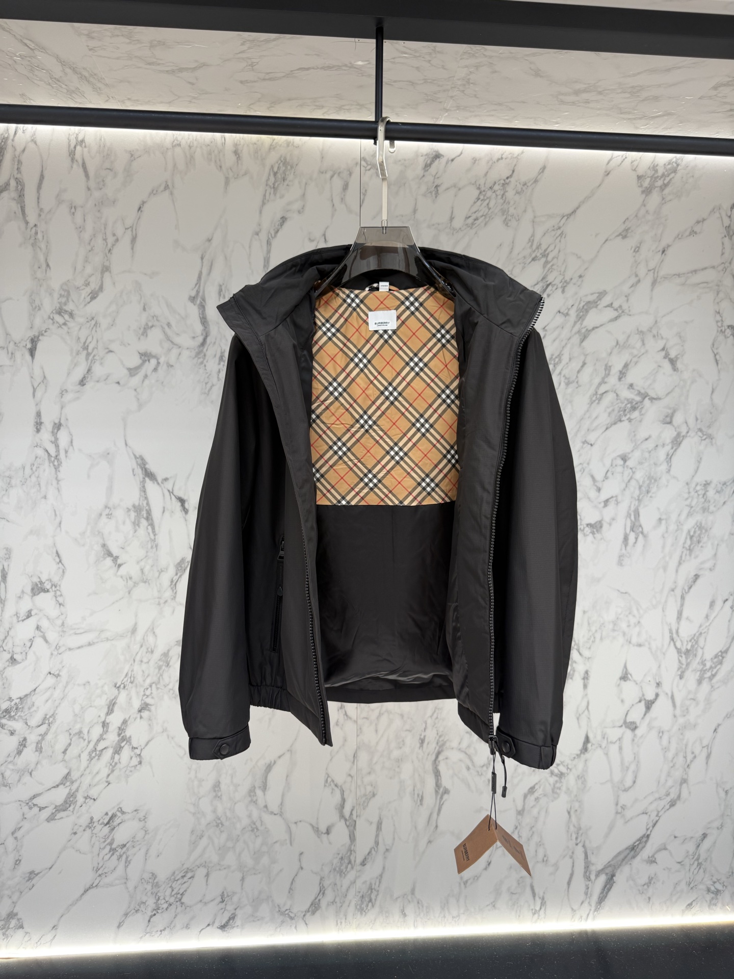 Burberry 2026最新款时尚设计师款夹克外套.处处细节显工艺足够的高级   结构性剪裁的设计改变来展现男士多样的