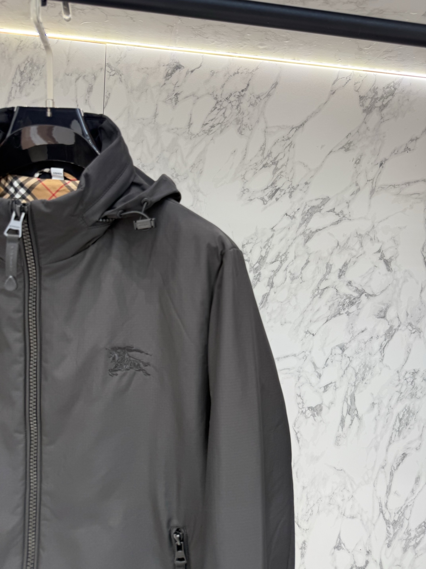 Burberry 2026最新款时尚设计师款夹克外套.处处细节显工艺足够的高级   结构性剪裁的设计改变来展现男士多样的