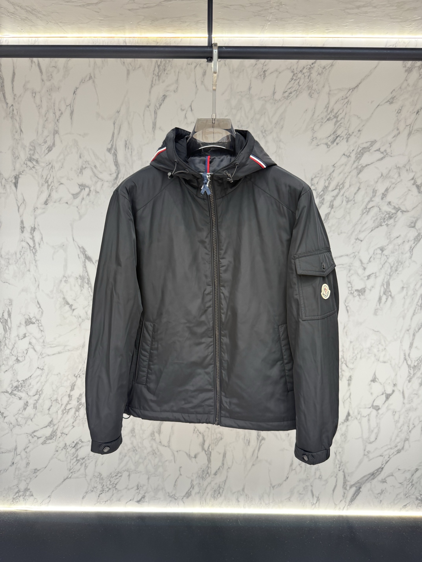 Moncler 2026最新款时尚设计师款外套.处处细节显工艺足够的高级   结构性剪裁的设计改变来展现男士多样的形象变