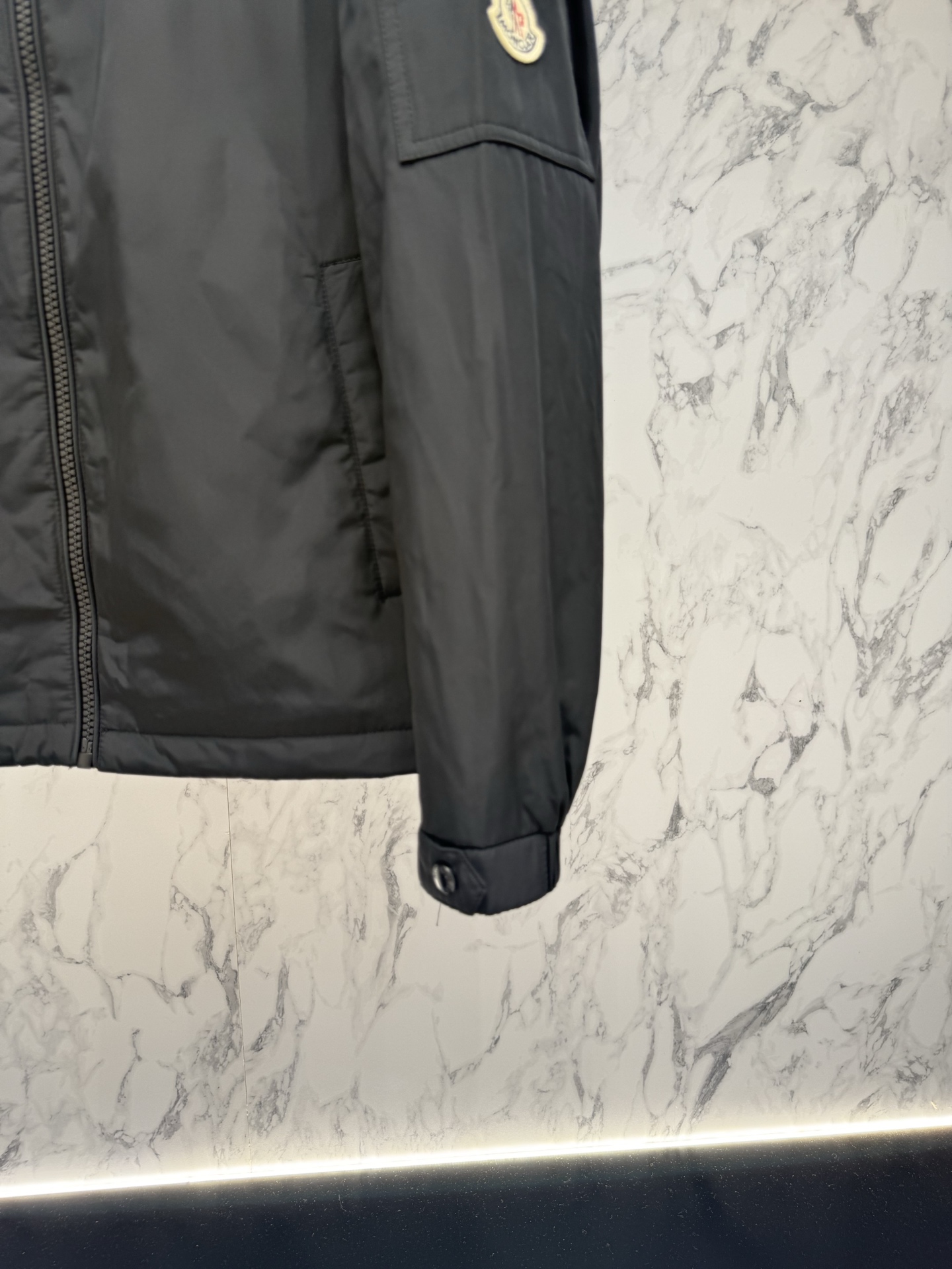 Moncler 2026最新款时尚设计师款外套.处处细节显工艺足够的高级   结构性剪裁的设计改变来展现男士多样的形象变