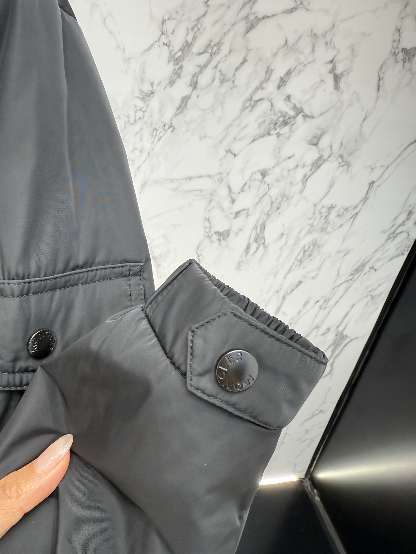 Moncler 2026最新款时尚设计师款外套.处处细节显工艺足够的高级   结构性剪裁的设计改变来展现男士多样的形象变