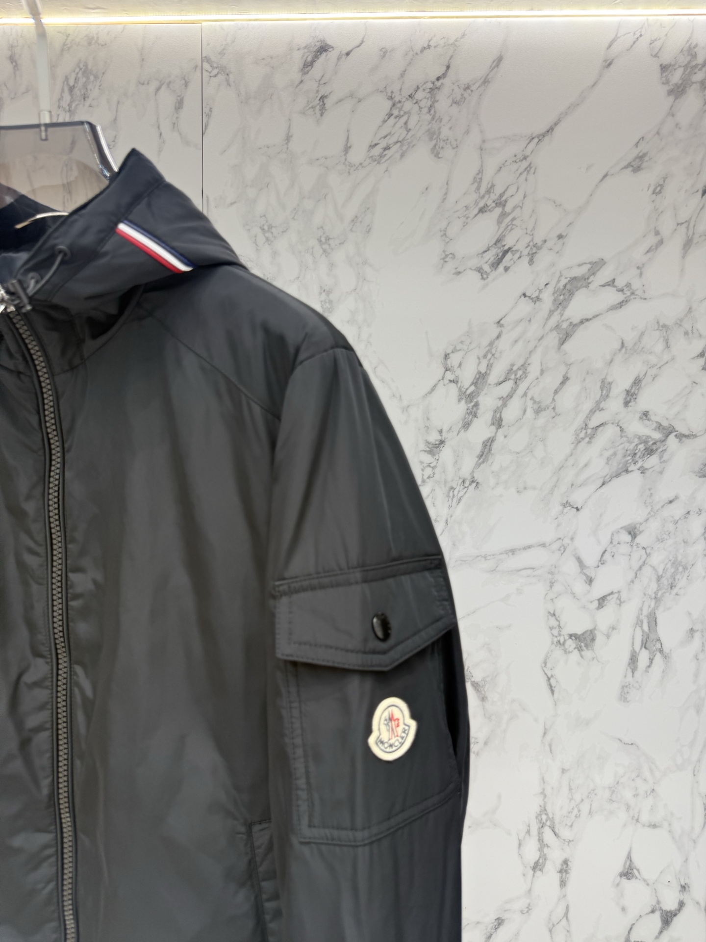 Moncler 2026最新款时尚设计师款外套.处处细节显工艺足够的高级   结构性剪裁的设计改变来展现男士多样的形象变