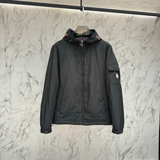 Moncler 2026最新款时尚设计师款外套.处处细节显工艺足够的高级 结构性剪裁的设计改变来展现男士多样的形象变 Moncler 2026最新款时尚设计师款外套.处处细节显工艺足够的高级 结构性剪裁的设计改变来展现男士多样的形象变