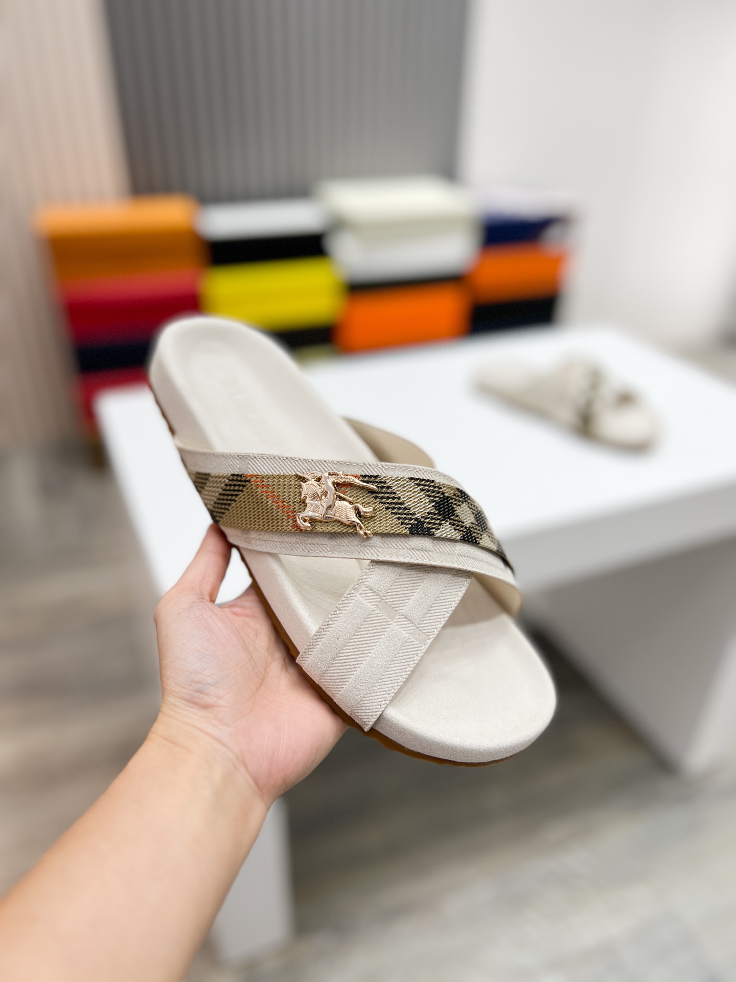 NO:834293,Burberr Urchin series plaid platform sandals Urchin sandals are made of soft suede material and handmade in Italian workshops. Incorporated with plaid pattern embossing, the embossed sole is embellished with the brand's letter logo. It has an adjustable B-shaped buckle strap and is decorated with jacquard worsted Burberr plaid, interpreted in the iconic sand beige. Exquisite packaging at the delivery counter. Fabric: Original custom first-grain cowhide. Lining:  Imported soft sheepskin lining. Sole: Original molded two-color TPU material. Bottom thickness 2CM. Size: Men's 39-44 (customized 45, burberry, burberry, sandals, cowhide, sheepskin19860909Burberr巴宝Urchin系列 格纹 厚底 凉鞋 Urchin凉鞋 选用柔软反绒面革材质打造,于意大利工坊匠制而成.融入格纹图案压花,压纹鞋底点缀典藏品牌字母徽标.设有可调式 B 字型扣环束带,装饰提花精纺的 Burberr 格纹,以标志性沙米色演绎 配送专柜精美包装 面料: 原版定制头层牛皮 内里: 进口柔软羊皮里 鞋底: 原版开模双色TPU材质 底厚2CM Size:男款39-44（定制45,,burberry,burberry,sandals,cowhide,sheepskin,Men's shoes
