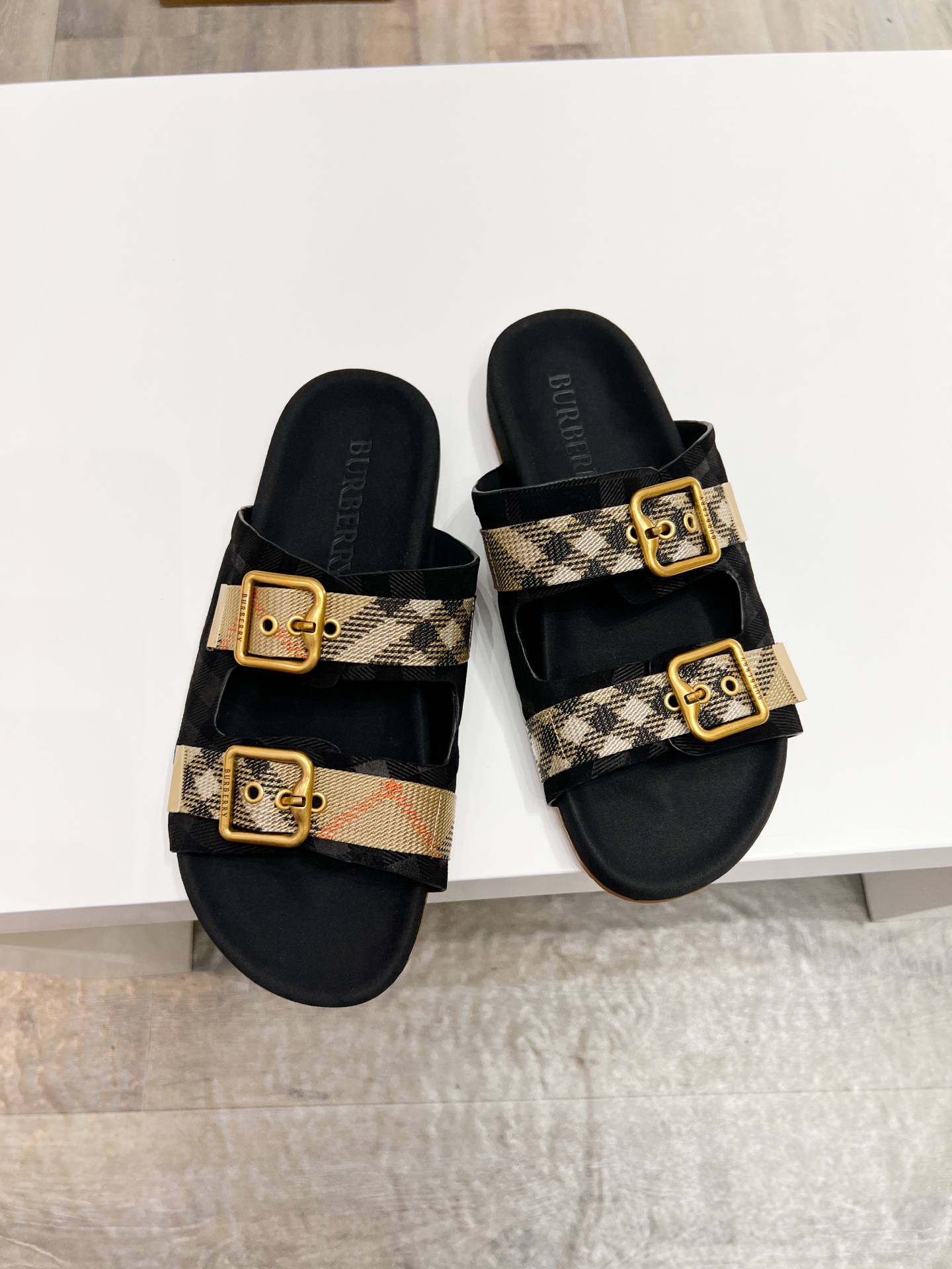 NO:832918,Burberr Urchin series plaid platform sandals Urchin sandals are made of soft suede material and handmade in Italian workshops. Incorporated with plaid pattern embossing, the embossed sole is embellished with the brand's letter logo. It has an adjustable B-shaped buckle strap and is decorated with jacquard worsted Burberr plaid, interpreted in the iconic sand beige. Exquisite packaging at the delivery counter. Fabric: Original custom first-grain cowhide. Lining:  Imported soft sheepskin lining. Sole: Original molded two-color TPU material. Bottom thickness 2CM. Size: Men's 39-44 (customized 45, burberry, burberry, sandals, cowhide, sheepskin19860909Burberr巴宝Urchin系列 格纹 厚底 凉鞋 Urchin凉鞋 选用柔软反绒面革材质打造,于意大利工坊匠制而成.融入格纹图案压花,压纹鞋底点缀典藏品牌字母徽标.设有可调式 B 字型扣环束带,装饰提花精纺的 Burberr 格纹,以标志性沙米色演绎 配送专柜精美包装 面料: 原版定制头层牛皮 内里: 进口柔软羊皮里 鞋底: 原版开模双色TPU材质 底厚2CM Size:男款39-44（定制45,,burberry,burberry,sandals,cowhide,sheepskin,Men's shoes