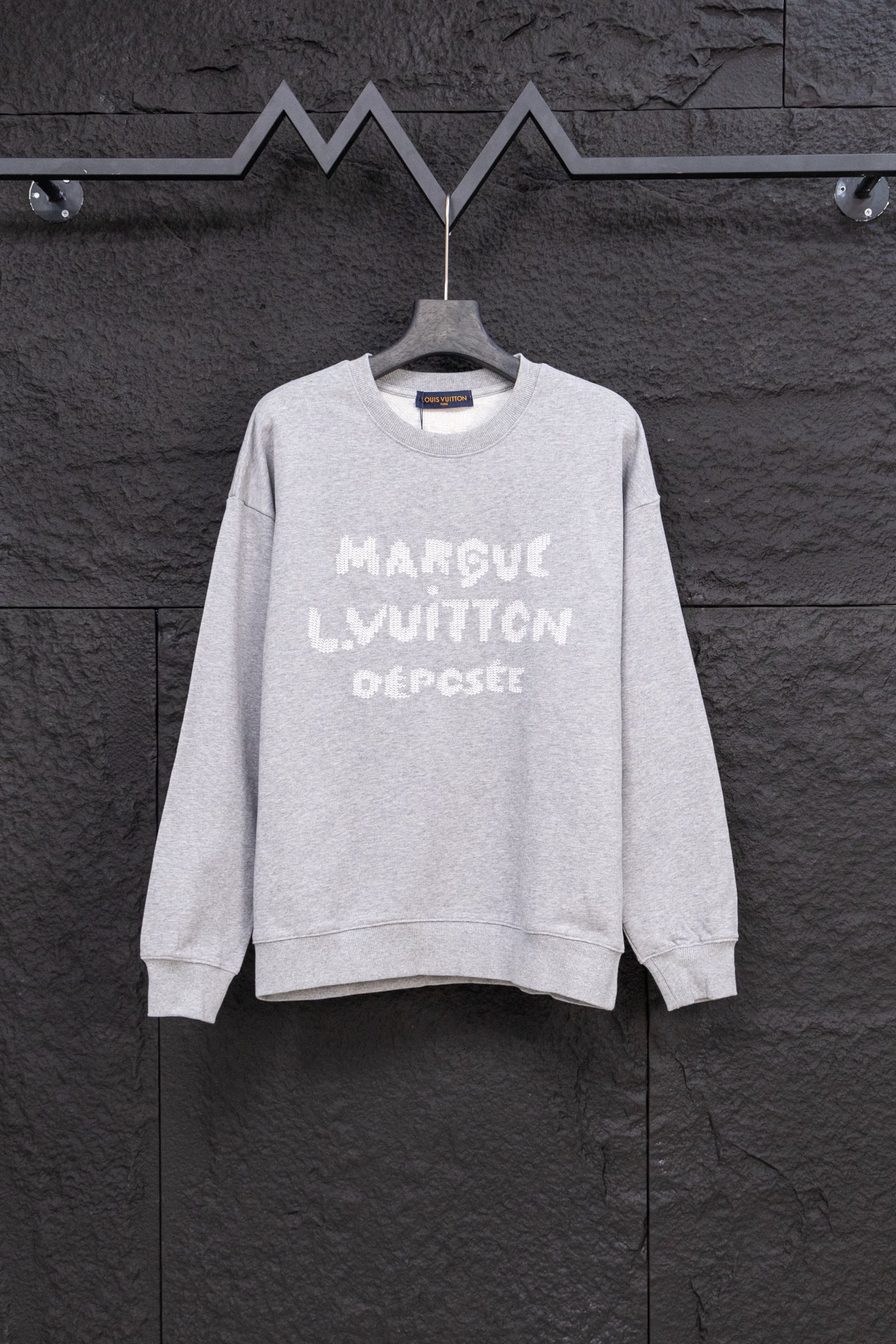 P110 LV La nueva sudadera bordada con cuello redondo de Louis Vuitton. El tejido está confeccionado en tejido de rizo d…