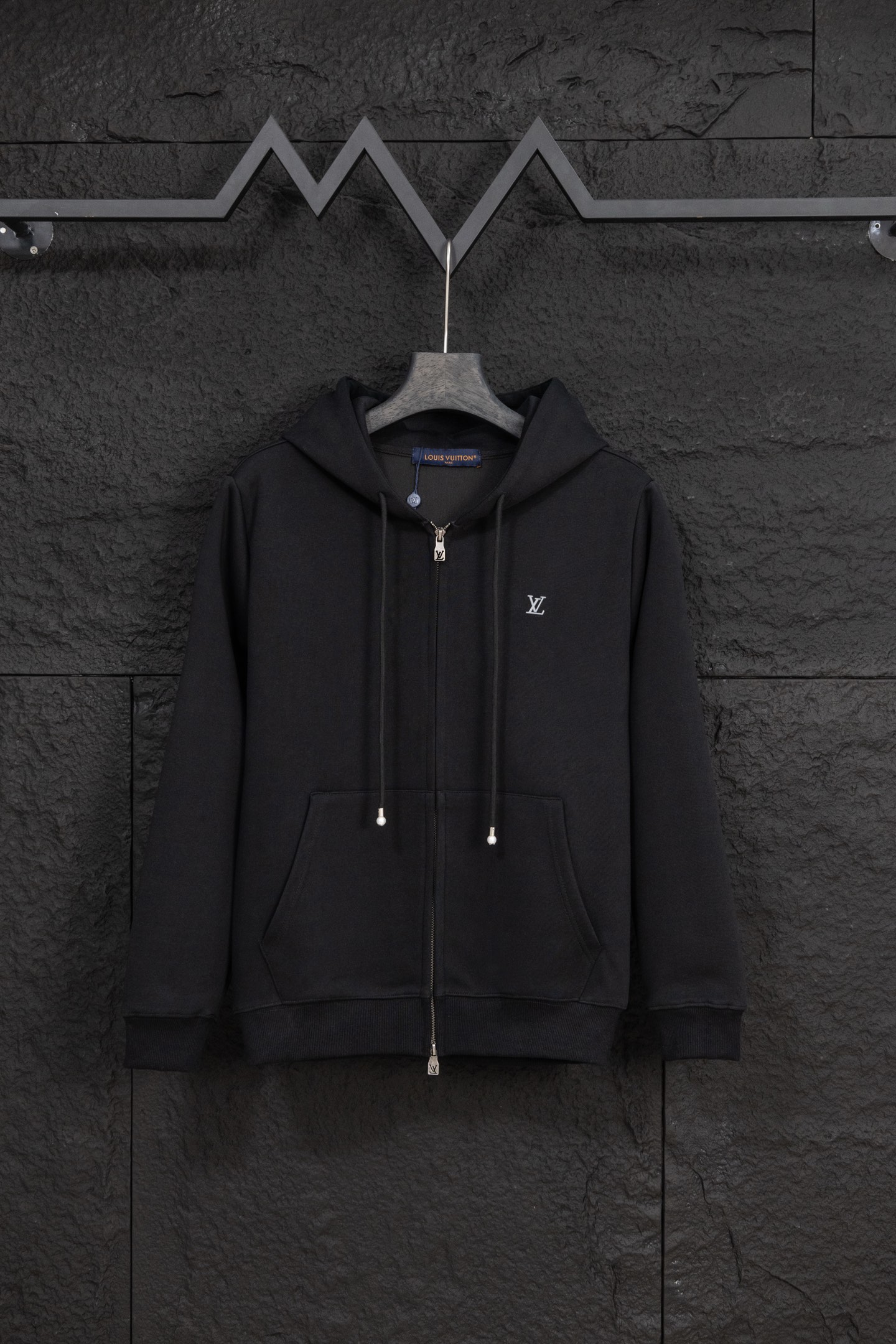 La chaqueta con capucha P160 lv con un pequeño logo en el pecho está confeccionada con un tejido compuesto con una capa…
