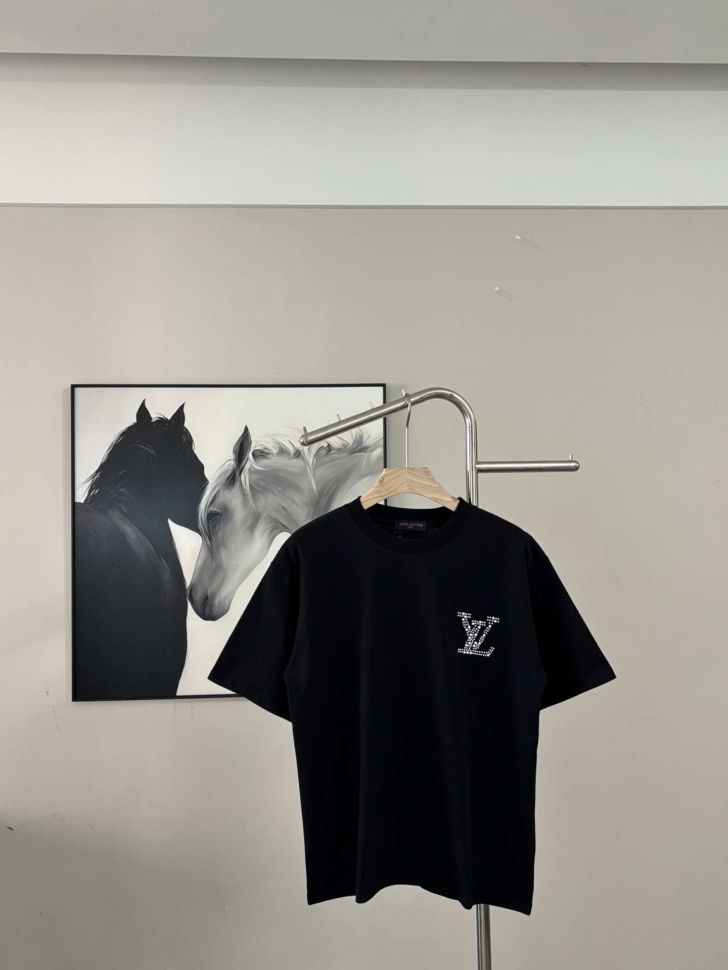 P75 Camiseta ligera de manga corta con monograma LV y lentejuelas perforadas en caliente, estilo lujoso. Tejido selecci…