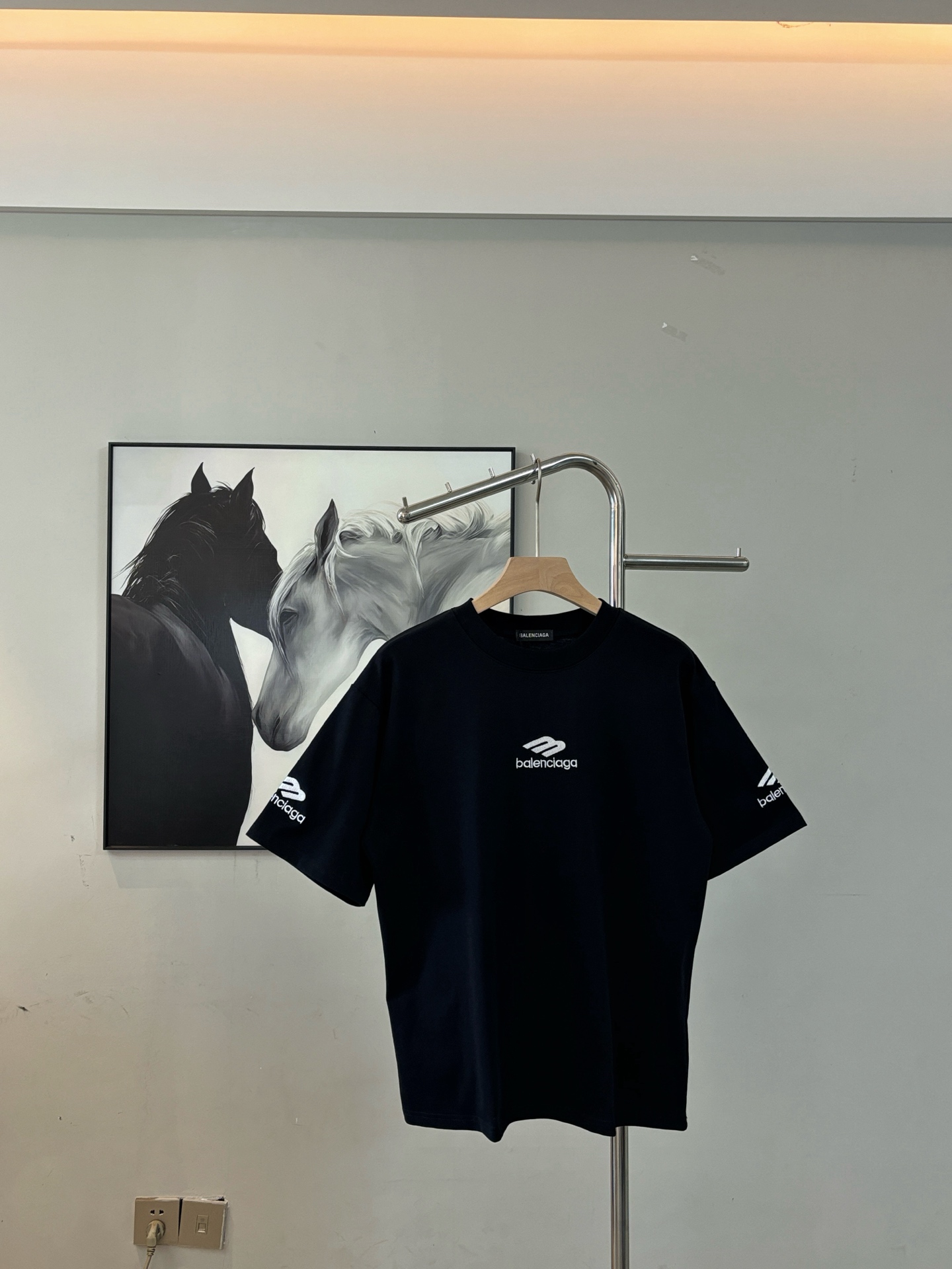 P75 Camiseta de manga corta con bordados en mangas dobles y pecho de Balenciaga. Tejido: 32 cabos dobles, 280g de alto …
