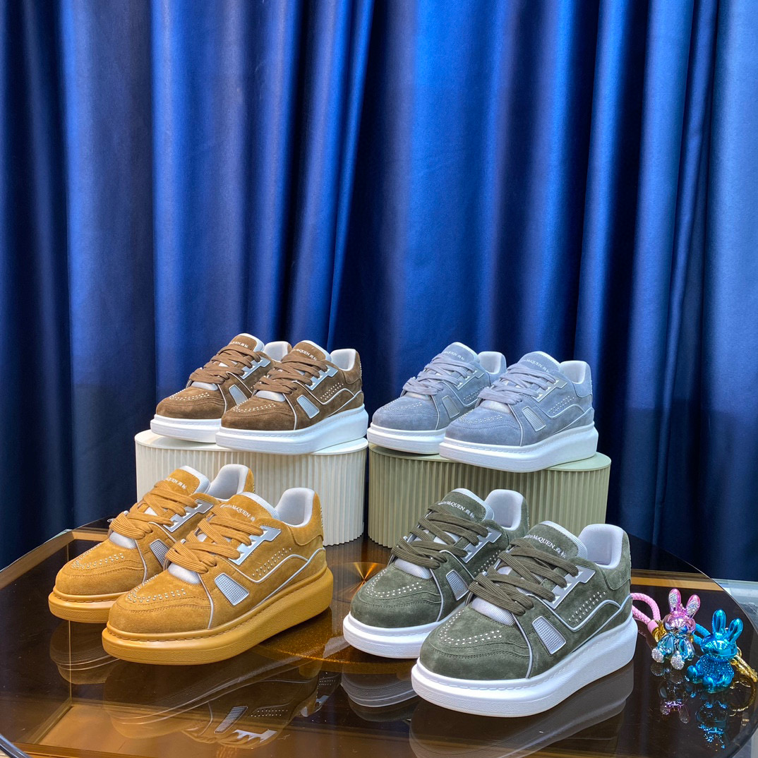 2025[烟花]麦昆Alexander McQUEEN～路易威登LV
[握手]联名春夏款[爆竹]就在今天独领风骚上市啦[庆祝][庆祝][庆祝]

 国际资讯研发创新遥遥领先[拳头][拳头][拳头]全方位的质管理与售后服务远运超越业界[强][强][强]

[玫瑰]代购级重工艺品质，可做原标新标上市即爆，欢迎合作[握手][握手]
    
💎面料Fabric：进口丝绸牛皮荔枝纹牛皮磨砂丝滑牛皮胎小牛皮等都在其中[强]

💎内里inside of：进口柔软丝滑保暖排气冰丝网莱卡布＋透气防滑牛皮里

💎垫脚Stepping:  排气防臭防滑冰丝网可水洗网布

💎鞋底Sole：TPU防滑耐磨底片＋PU轻弹料＋高级质感透明弹力底

💎package：原版米黄鞋盒. 布袋.合格证1:1开模4件套.配送鞋带一双．手提袋

💎Size： 女34-40 男39-45
💎price：麦昆原标：390¥

💎特别备注Remarkr：(女码34 40 .男码38 45属定制，非质量问题概不退换）报单时请备注！Thank you [握手][握手]