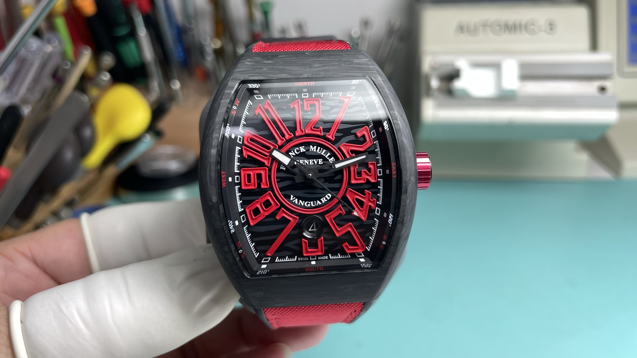 NO:944807,ABF's latest product Franck Muller Vanguard V45 carbon fiber 25th anniversary special commemorative limited edition demonstrates the spirit of fearless breakthrough and combines more technological and fashionable pixel elements to present the brand's unique design style. Carbon fiber case diameter 45mm*14mm The case and the text are perfectly symmetrical horizontally and vertically with pixels. It is equipped with the ETA2824 movement with a high frequency amplitude of 28800. It has accurate travel time and stable quality. The curved case design is close to the wrist.  The high-grade silicone strap with built-in steel head that is interchangeable with the original one is soft and comfortable. The strap surface is made of high-density waterproof fabric with the same structural design. It is more simple and fashionable and easy to wear.19860909ABF 最新品 Franck Muller 法穆兰 Vanguard V45 碳纤维 25周年特别纪念限量款 彰显无畏突破的精神 结合更富科技时尚感的像素元素 呈现品牌独特设计风格 碳纤维表壳 表径45mm*14mm 表壳与字面完美横竖对称像素 搭配高频率振幅28800的ETA2824机芯 走时精准 质量稳定 紧贴手腕的弧形表壳设计 与原装可以互换的内置钢头力高级硅胶带 柔软舒适 带面采用同结构设计高密度防水布料 更加简约时尚 方便佩戴.,,Watch