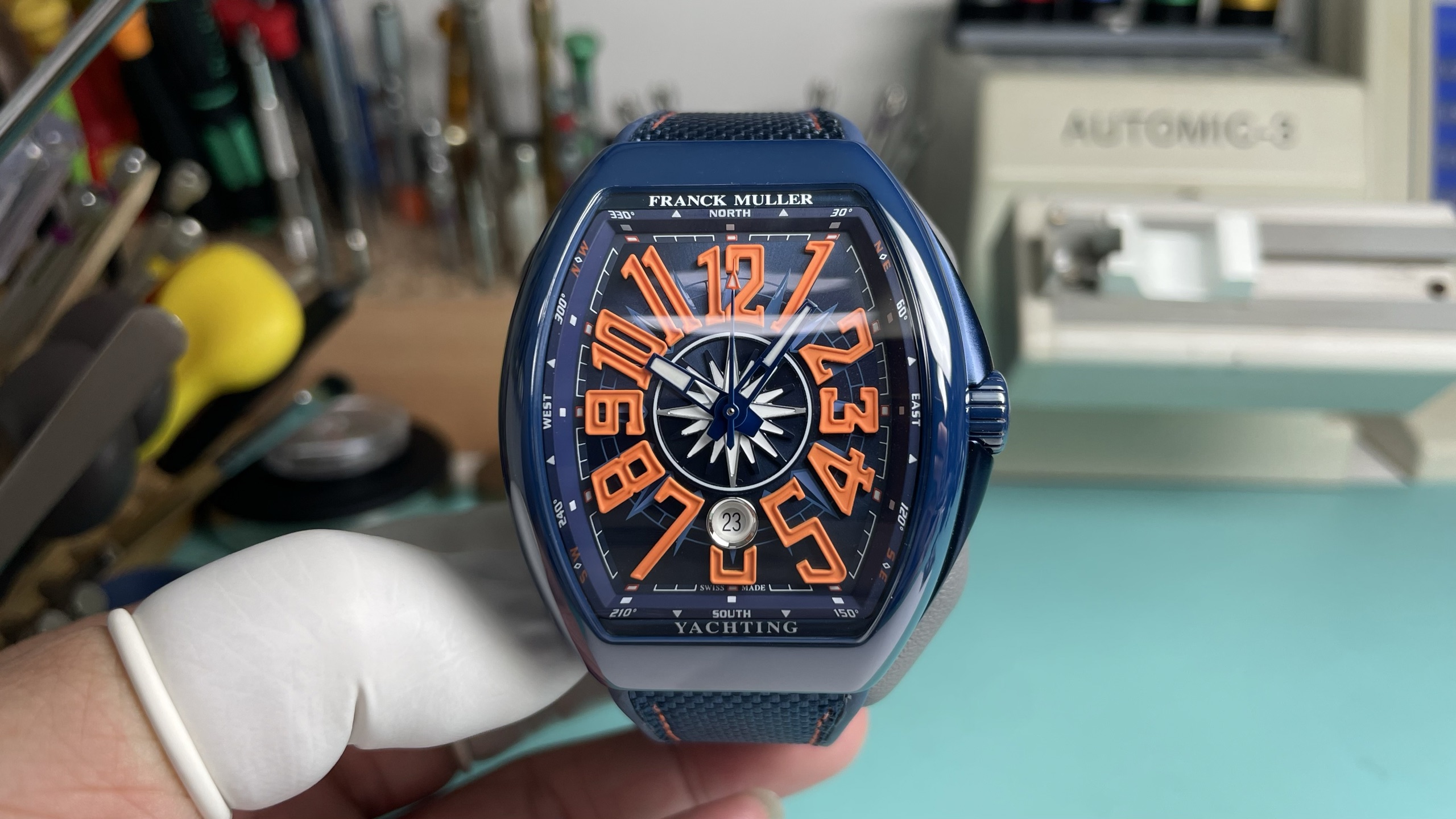 NO:944797,ABF's highest quality blue ceramic case, new arrival Frnack Mullre Vangaurd Yachitng V45 yacht series 44x54mm 1. Case imported ceramic original mold, especially the sandwich structure case. The blue side grooves on the inner side and the blue lugs protruding from the position of the crown make the production process of the case even more difficult. It took more than 10 months to go through multiple first editions. Finally, the research and development was successful. It is entirely made of 316 stainless steel instead of the low-cost plastic molds in the market. 2. This version of the V-45 yacht lettering and Fazhenlang dings are all made of the original 1-height digital edge with concave francs and baked real dings. The cost is high and the production is complex. The yield rate is low. There is a magnifying glass pad on the lower layer of the lettering. The calendar window also uses a sapphire magnifying glass. Always maintain the requirement that the original can be used universally and strive for excellence. 3. Use super large arcs. Ultra-clear and highly translucent coated sapphire crystal glass. Finely ground according to the curvature of the case. High scrap rate and low finished product rate. 4. 316L steel folding snap buckle. Reliable quality. Finely polished. Comfortable to wear. 5. The curved needle of the pressure gauge fits the lettering. It is matched with the high frequency amplitude 28800E TA2824 movement. 42 hours of storage power like ZP. Accurate travel time and stable quality. The curved case design is close to the wrist. 6. The upgraded steel-headed high-grade rubber strap is more soft and comfortable. The only one on the market. The straps are interchangeable.19860909ABF 最高质品 蓝陶瓷表壳 新款到货 Frnack Mullre 法克兰穆勒V angaurd Yachitng V45遊系艇列 44x54mm 1.表壳进口陶瓷 原版开～模特别是三明治结表构壳 间中内侧蓝 色的侧槽和把头位置凸来出的蓝色耳位 更是使表壳的制作过程更困加难 然后历时10个多月经过多次初版校 对终于研发制作成功 完全采用316精钢制 作而非市场低成本的塑模胶具 2.本版V本45游艇字面 法真郎字丁 都是采用原1装1高度的数字边凹内法郎烤真丁 成本 高制复作杂 良品率低 字面下层有放大镜垫层片 历日窗也是采用蓝宝石放大镜 始终保与持原装可以通用的要求 精益求精 3.用采超大度弧 超清高透光的镀膜蓝宝石水晶璃玻 根据表壳弧度心精细磨 报废率高 成品极率低 4. 316L钢精折叠按扣 质量靠可 打磨细致 佩戴适舒 5. 压表弯针与字面贴合 配搭高频率振幅 28800E的TA2824机 芯42小时ZP一样的存储力动 走时精 准质量稳定 紧贴手腕的弧形壳表设计 6.升版级钢头历高橡级胶表带 更加柔软舒适 场市唯版一本 表带可互换.,,Watch
