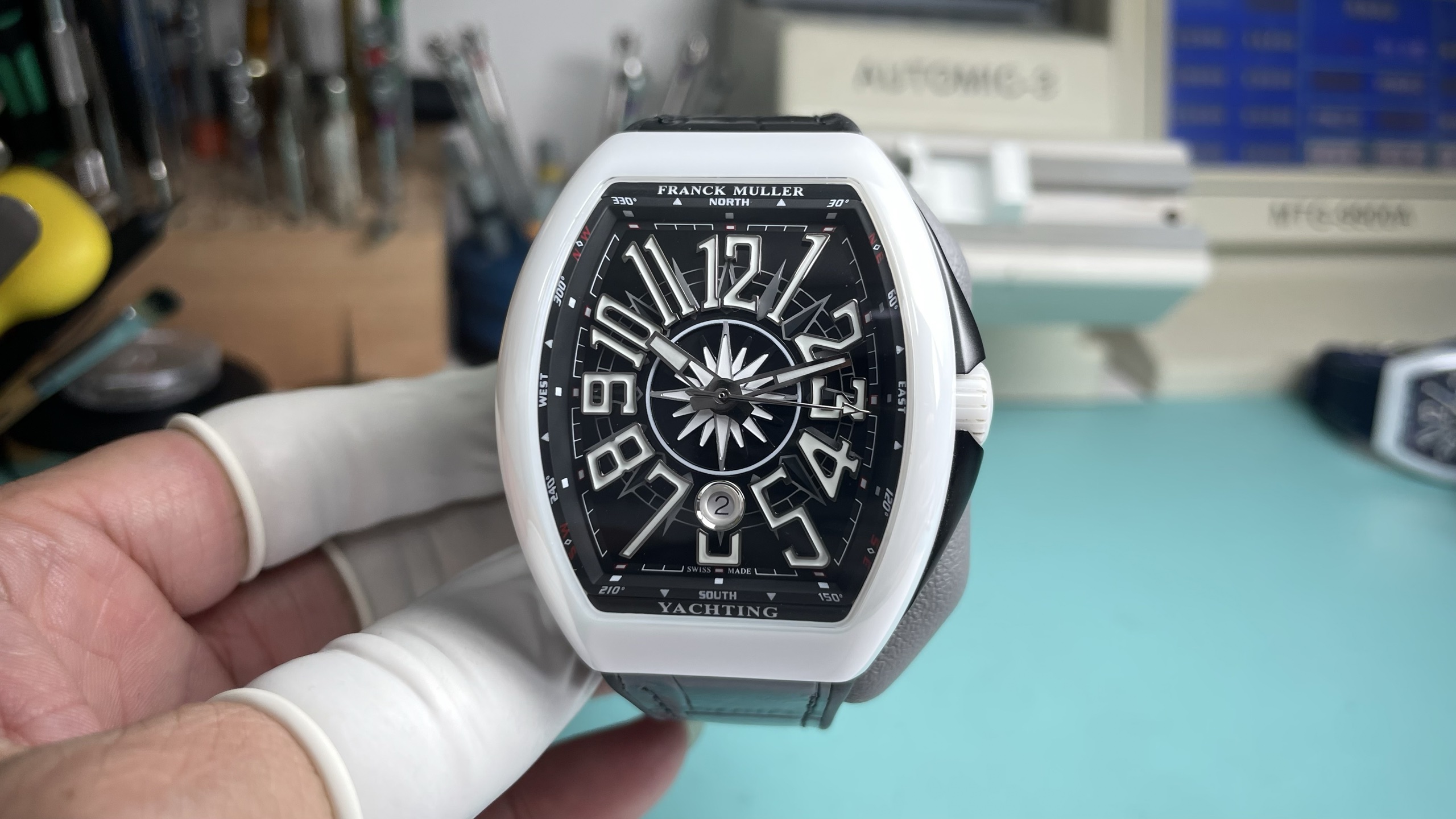 NO:944784,ABF's highest quality white ceramic case, new arrival Frnack Mullre Vangaurd Yachitng V45 yacht series 44x54mm 1. The case is imported ceramic, the original mold, especially the sandwich structure case. The blue side grooves on the inner side and the blue lugs protruding from the position of the crown make the production process of the case even more difficult. It took more than 10 months to go through multiple first editions. Finally, the research and development was successful. It is entirely made of 316 stainless steel instead of the low-cost plastic molds in the market. 2. This version of the V-45 yacht lettering and Fazhenlang dings are all made of the original 1-height digital edge with concave francs and baked real dings. The cost is high and the production is complex. The yield rate is low. There is a magnifying glass pad on the lower layer of the lettering. The calendar window also uses a sapphire magnifying glass. Always maintain the requirement that the original can be used universally and strive for excellence. 3. Use super large arcs. Ultra-clear and highly translucent coated sapphire crystal glass. Finely ground according to the curvature of the case. High scrap rate and low finished product rate. 4. 316L steel folding snap buckle. Reliable quality. Finely polished. Comfortable to wear. 5. The curved needle of the pressure gauge fits the lettering. It is matched with the high frequency amplitude 28800E TA2824 movement. 42 hours of storage power like ZP. Accurate travel time and stable quality. The curved case design is close to the wrist. 6. The upgraded steel-headed high-grade rubber strap is more soft and comfortable. The only one on the market. The straps are interchangeable.19860909ABF 最高质品 白陶瓷表壳 新款到货 Frnack Mullre 法克兰穆勒V angaurd Yachitng V45遊系艇列 44x54mm 1.表壳进口陶瓷 原版开～模特别是三明治结表构壳 间中内侧蓝 色的侧槽和把头位置凸来出的蓝色耳位 更是使表壳的制作过程更困加难 然后历时10个多月经过多次初版校 对终于研发制作成功 完全采用316精钢制 作而非市场低成本的塑模胶具 2.本版V本45游艇字面 法真郎字丁 都是采用原1装1高度的数字边凹内法郎烤真丁 成本 高制复作杂 良品率低 字面下层有放大镜垫层片 历日窗也是采用蓝宝石放大镜 始终保与持原装可以通用的要求 精益求精 3.用采超大度弧 超清高透光的镀膜蓝宝石水晶璃玻 根据表壳弧度心精细磨 报废率高 成品极率低 4. 316L钢精折叠按扣 质量靠可 打磨细致 佩戴适舒 5. 压表弯针与字面贴合 配搭高频率振幅 28800E的TA2824机 芯42小时ZP一样的存储力动 走时精 准质量稳定 紧贴手腕的弧形壳表设计 6.升版级钢头历高橡级胶表带 更加柔软舒适 场市唯版一本 表带可互换.,,Watch