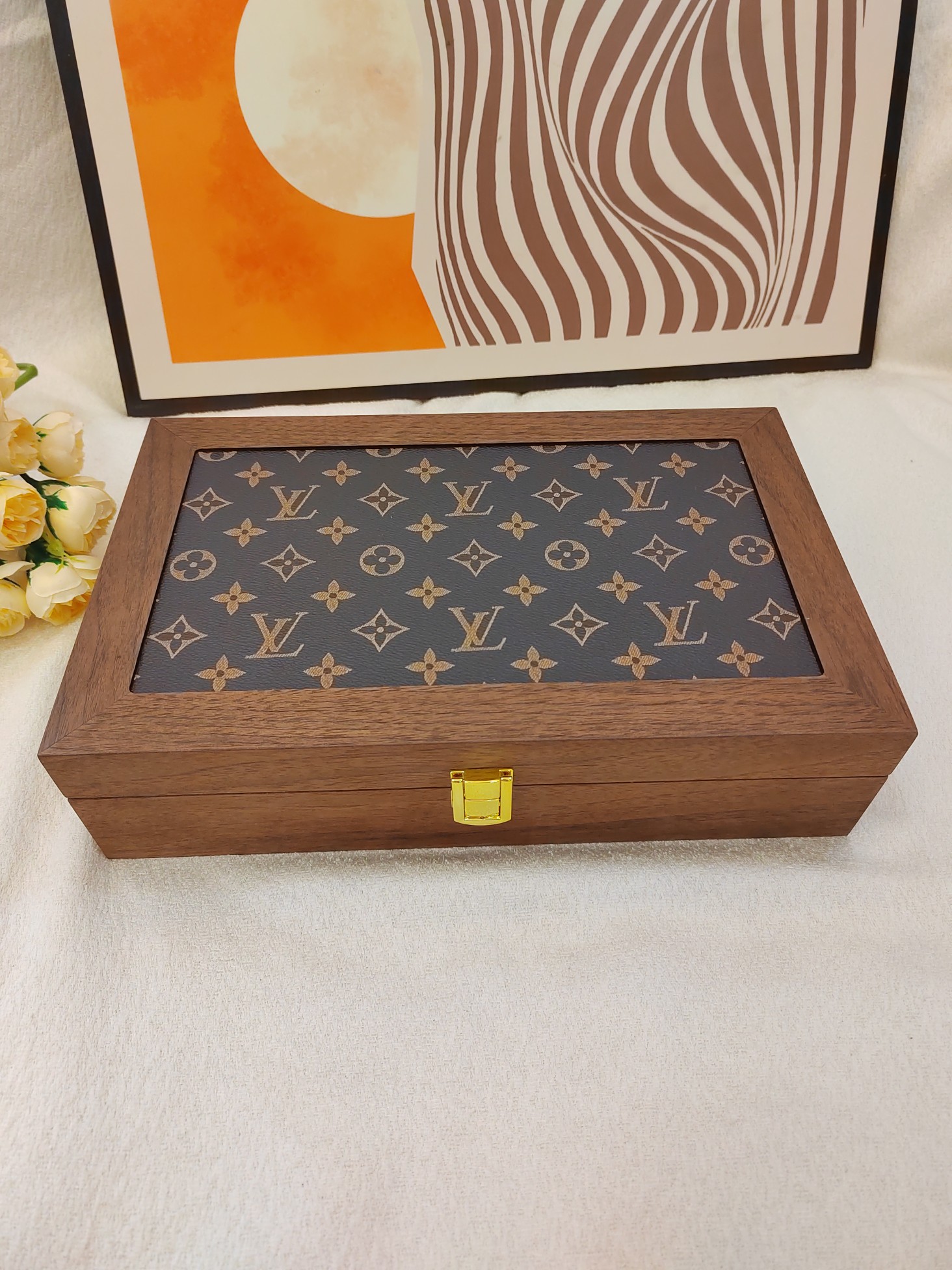Features 12 removable cushions to accommodate watches, collectible - Comprehensive 3