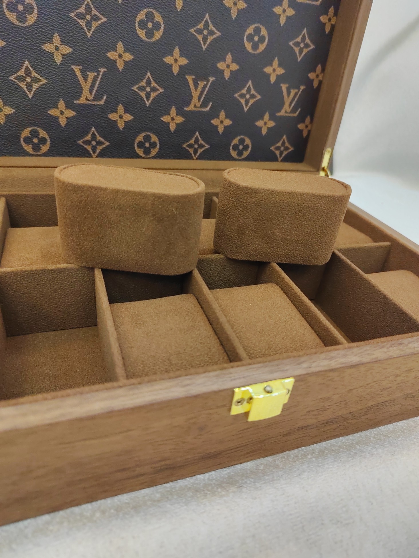 Features 12 removable cushions to accommodate watches, collectible - Comprehensive 5