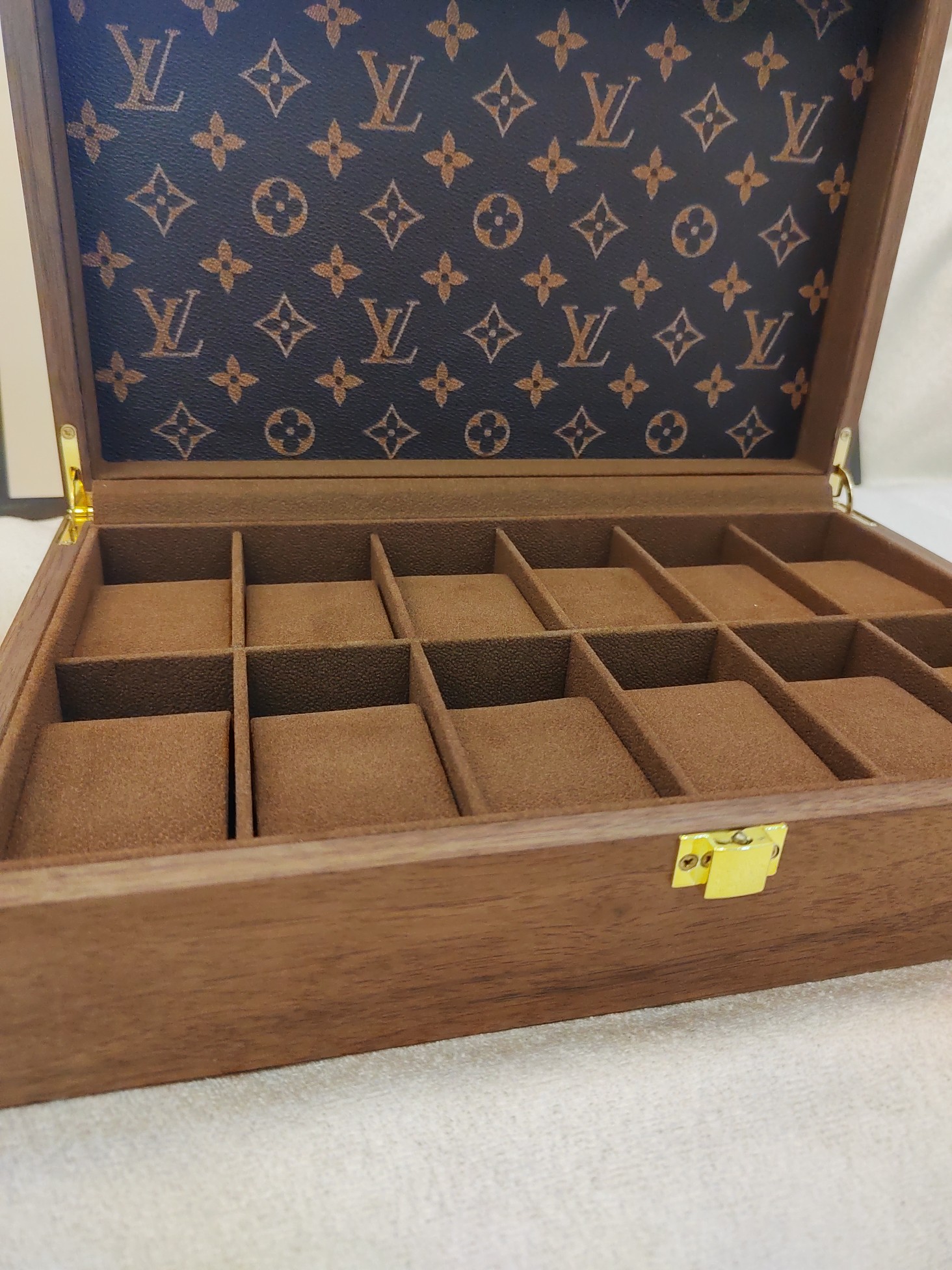 Features 12 removable cushions to accommodate watches, collectible - Comprehensive 4