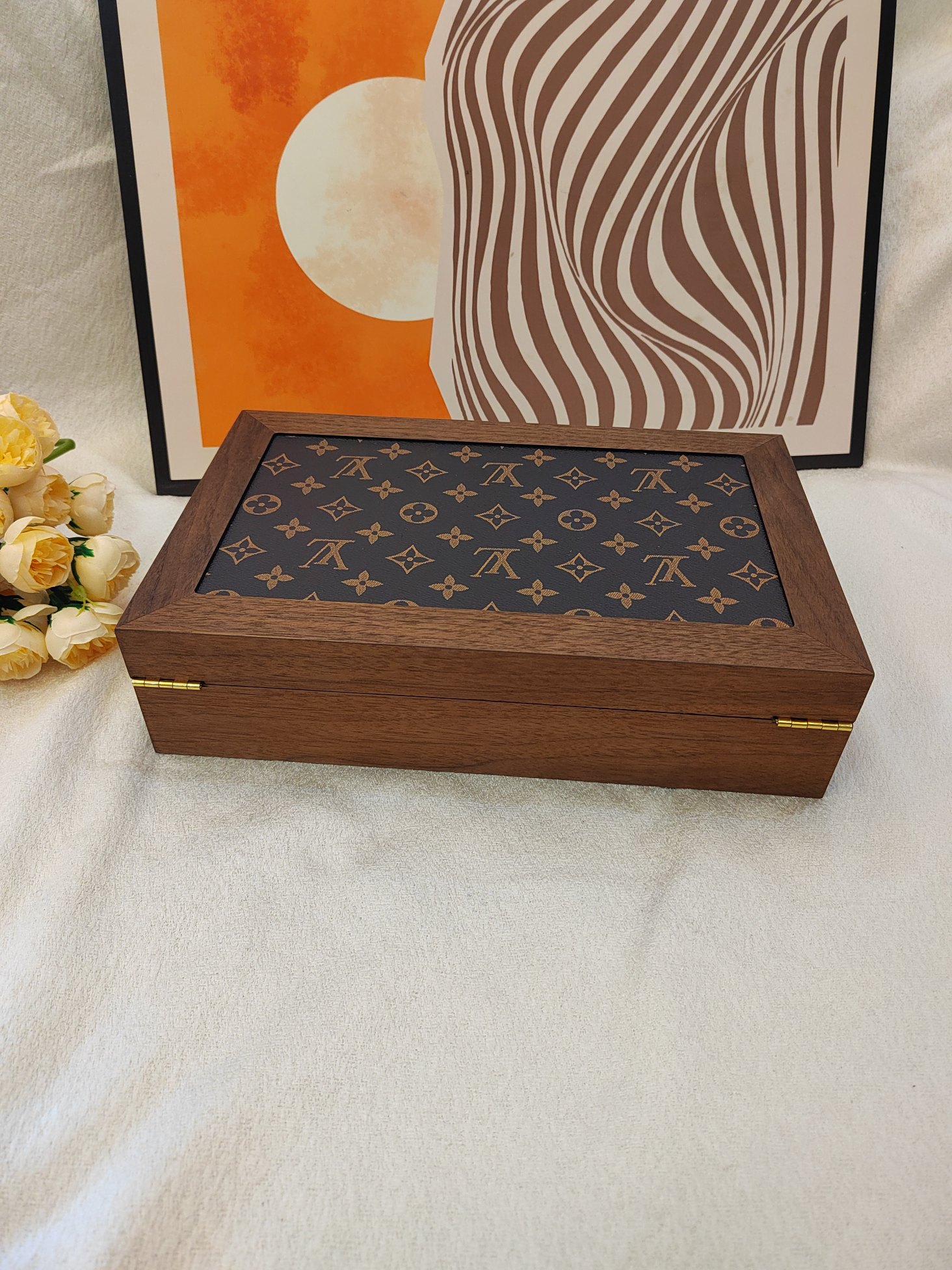 Features 12 removable cushions to accommodate watches, collectible - Comprehensive 6
