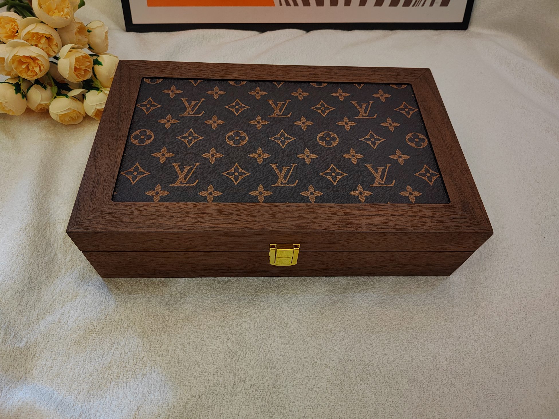Features 12 removable cushions to accommodate watches, collectible - Comprehensive 7