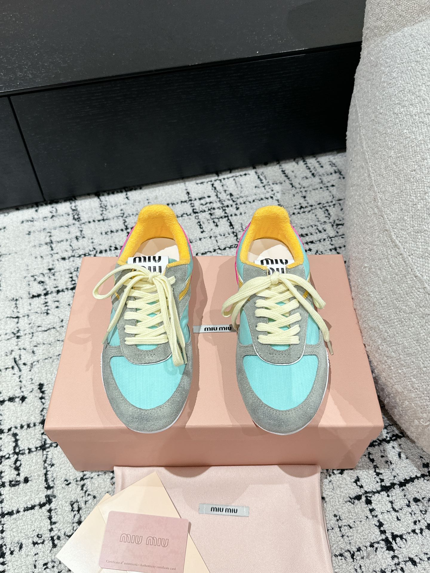 MiuMiu Zapatos Calzado informal Universal para hombres y mujeres Colección primavera – verano Casual