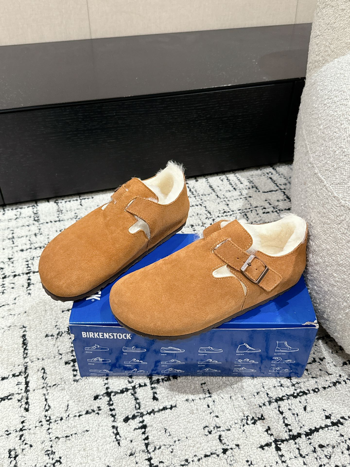 “BIRKENSTOCK Autumn/Winter Collection: Comfortable Footwear with Stylish Design” - 图片 3