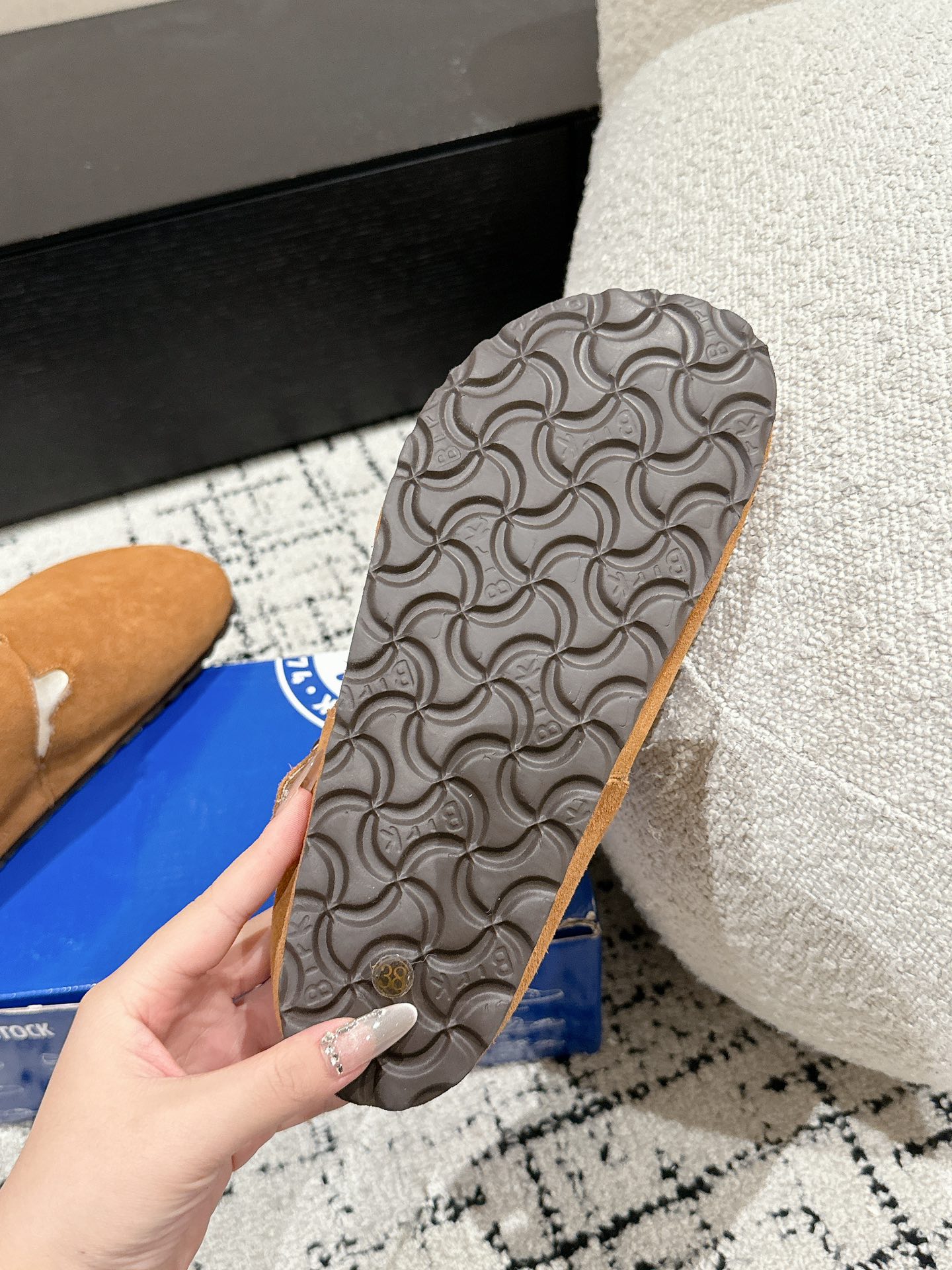 “BIRKENSTOCK Autumn/Winter Collection: Comfortable Footwear with Stylish Design” - 图片 9