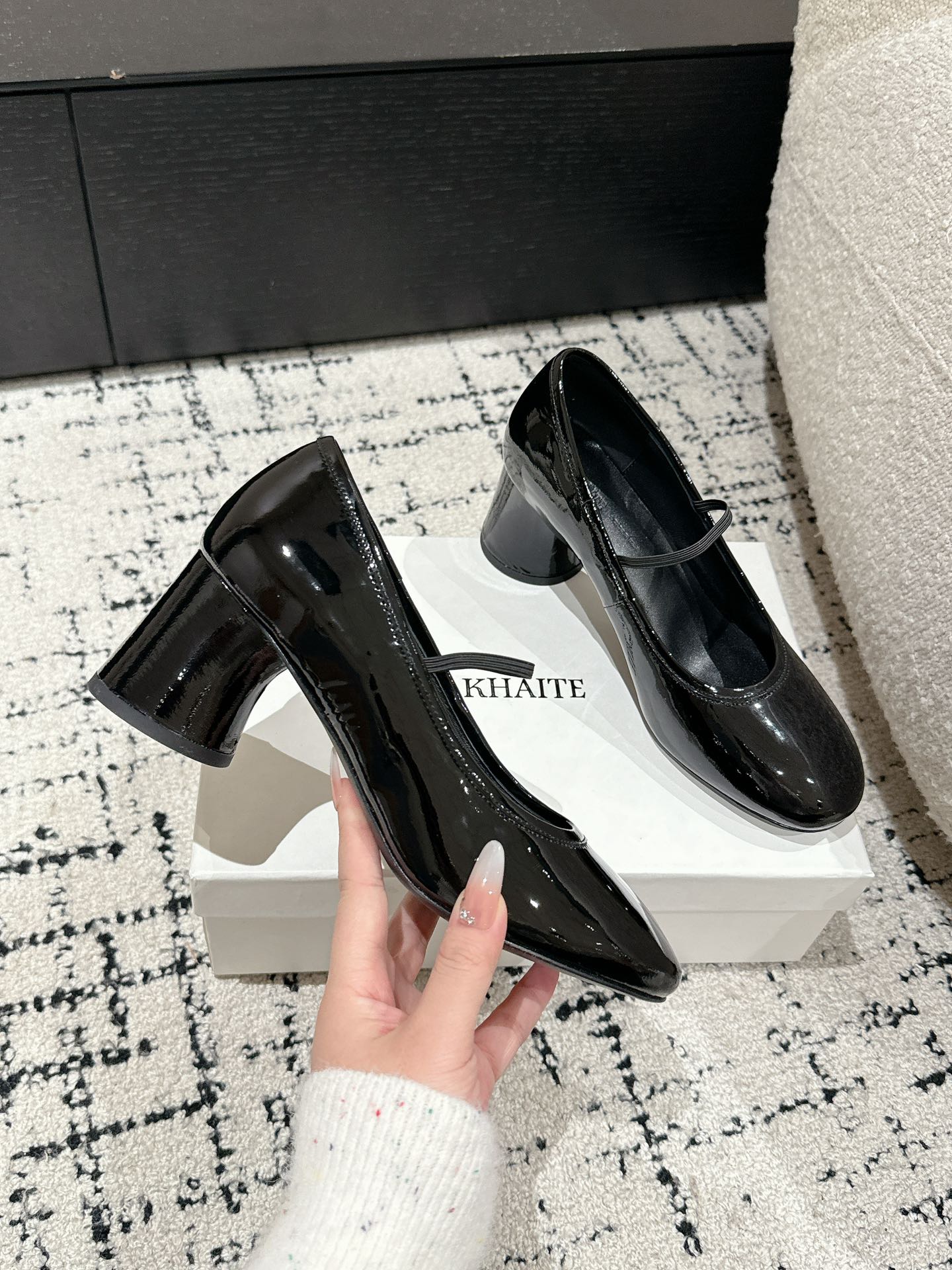 “Khaite Silver Mary Jane Shoes: High-Quality Italian Imports in Zirconium Fabric” - 图片 4