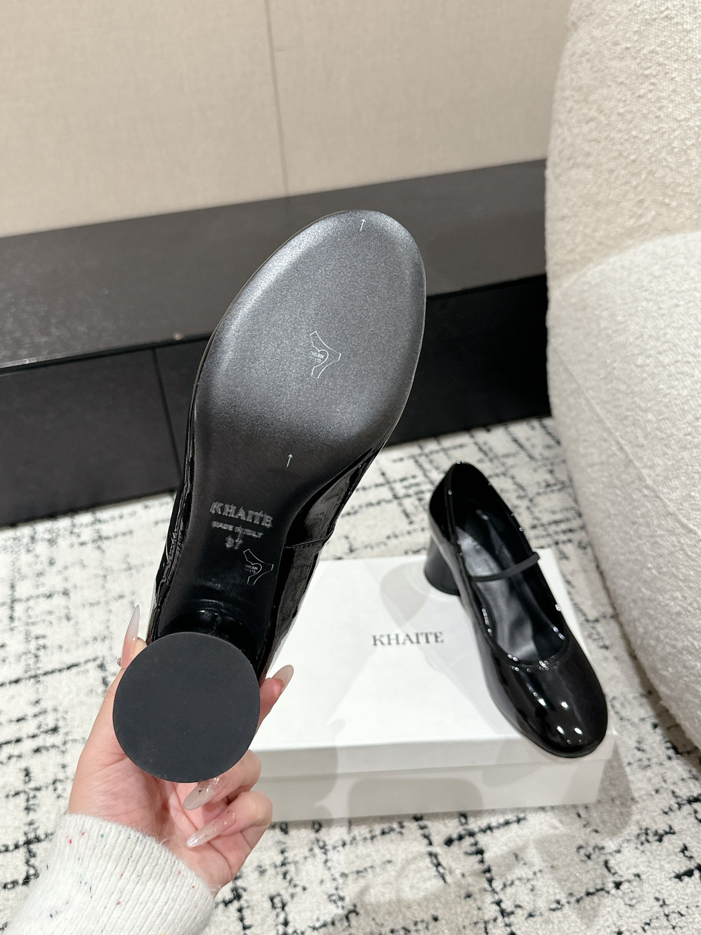 “Khaite Silver Mary Jane Shoes: High-Quality Italian Imports in Zirconium Fabric” - 图片 8