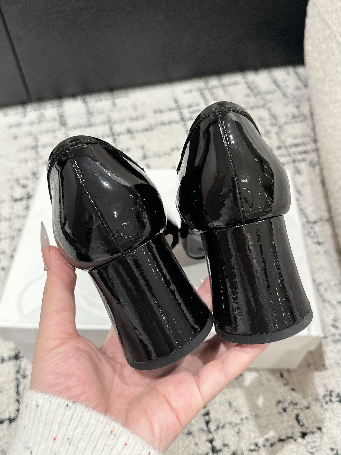 “Khaite Silver Mary Jane Shoes: High-Quality Italian Imports in Zirconium Fabric” - 图片 6