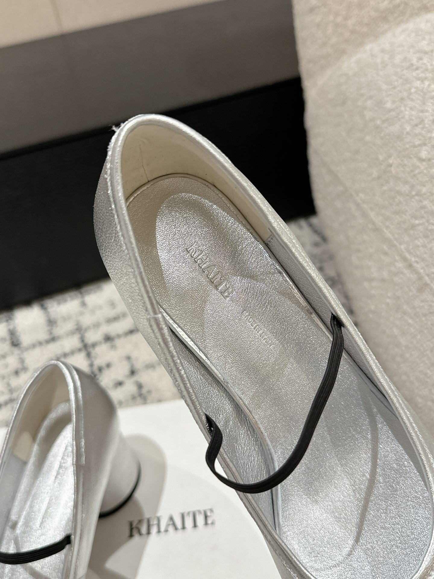 “Khaite 25 Collection: New Silver Mary Jane High Heels Overview” - 图片 8