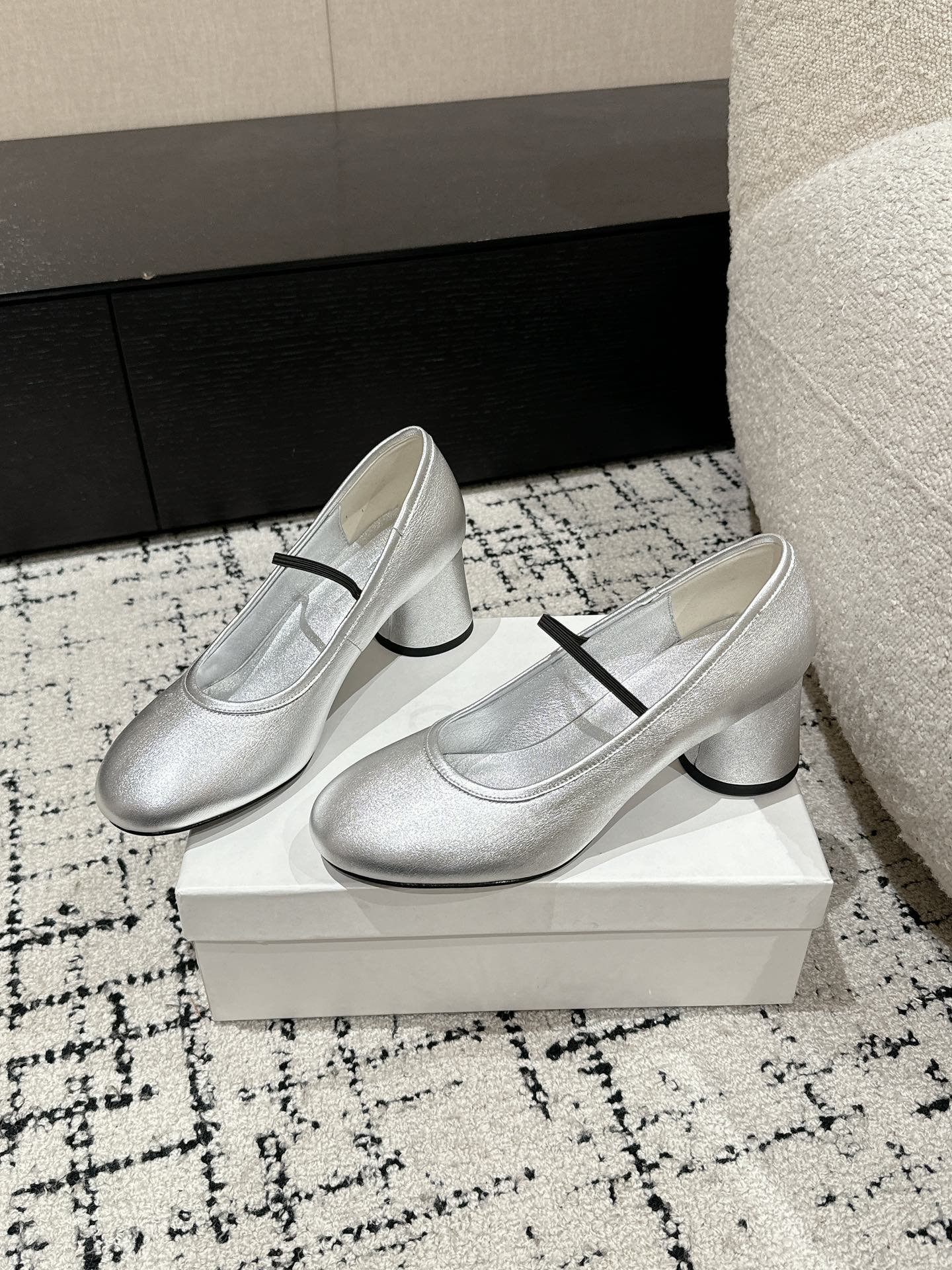 “Khaite 25 Collection: New Silver Mary Jane High Heels Overview” - 图片 2