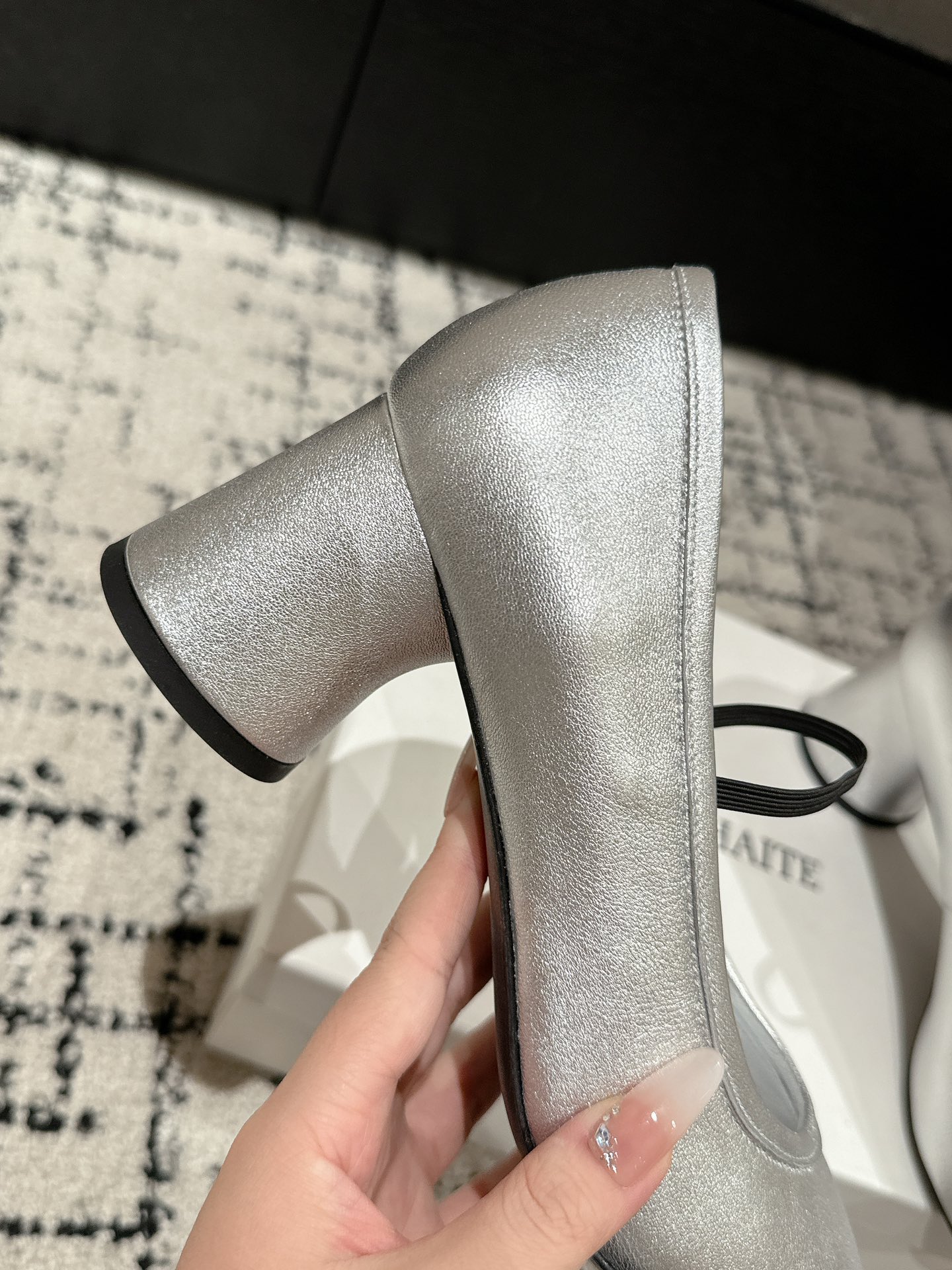 “Khaite 25 Collection: New Silver Mary Jane High Heels Overview” - 图片 7