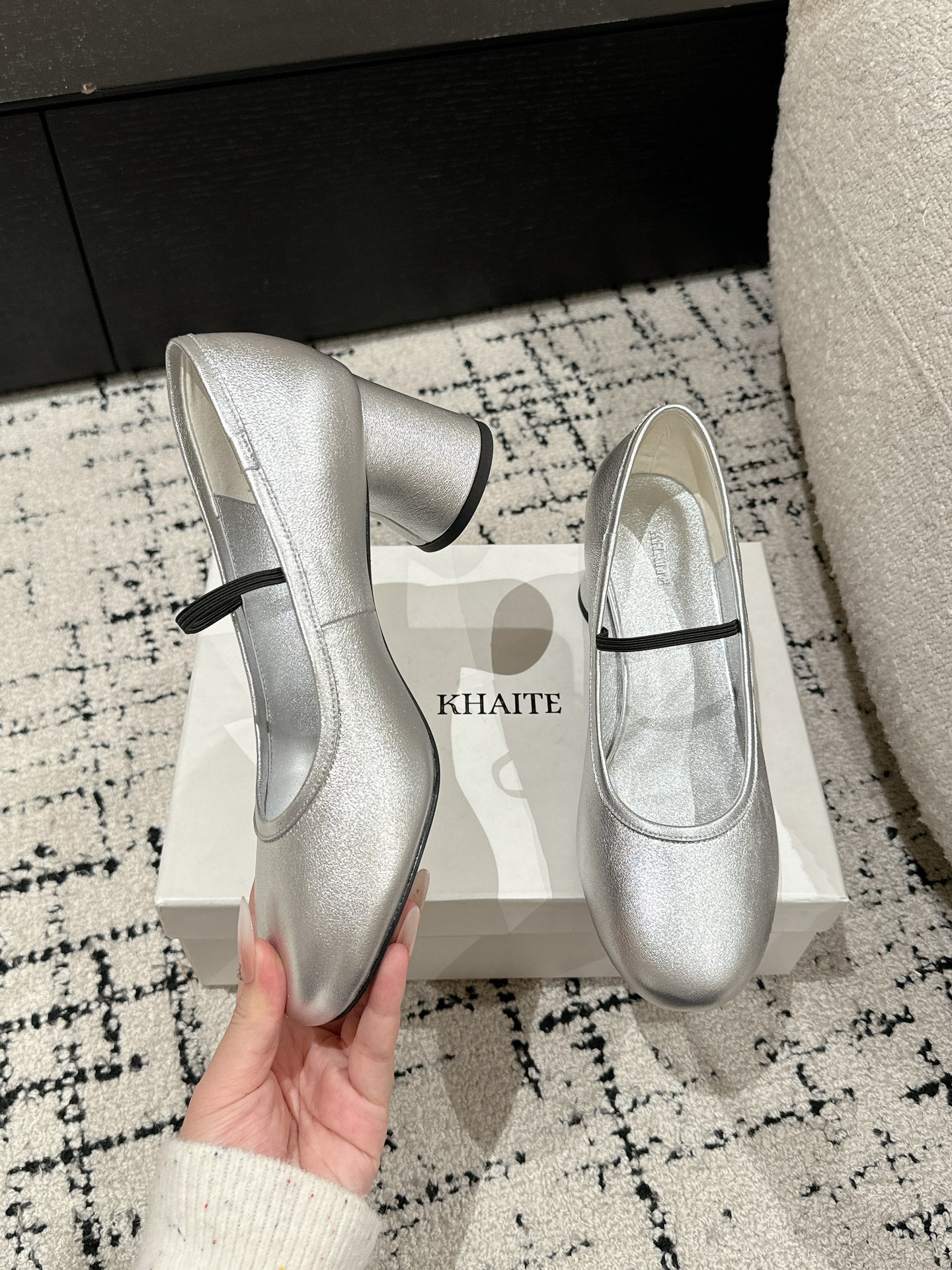 “Khaite 25 Collection: New Silver Mary Jane High Heels Overview” - 图片 3