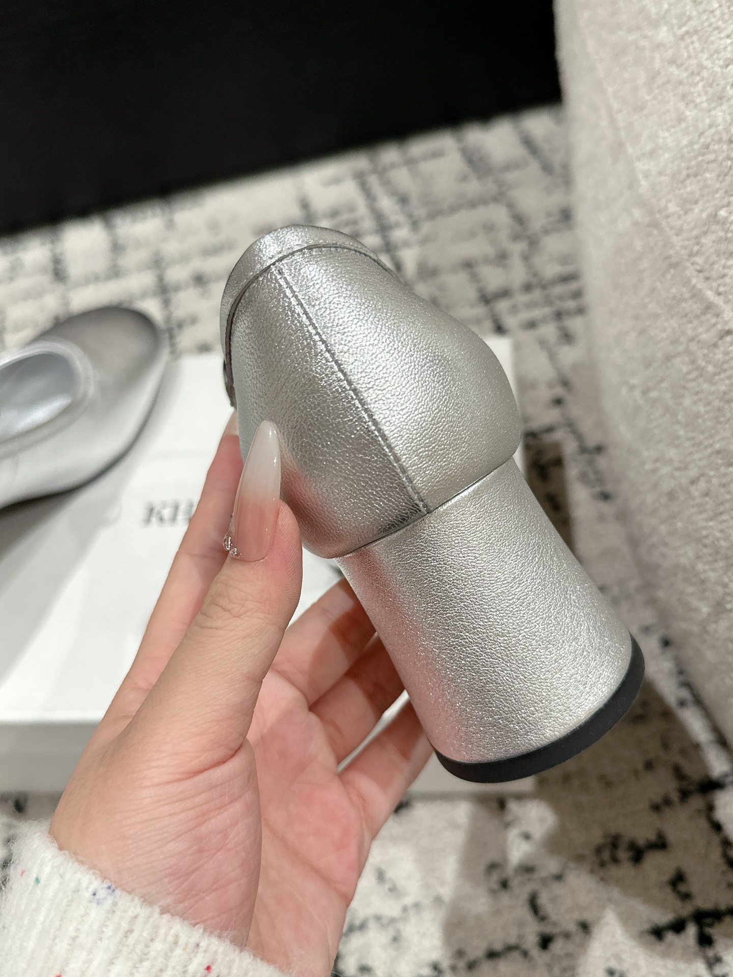 “Khaite 25 Collection: New Silver Mary Jane High Heels Overview” - 图片 6