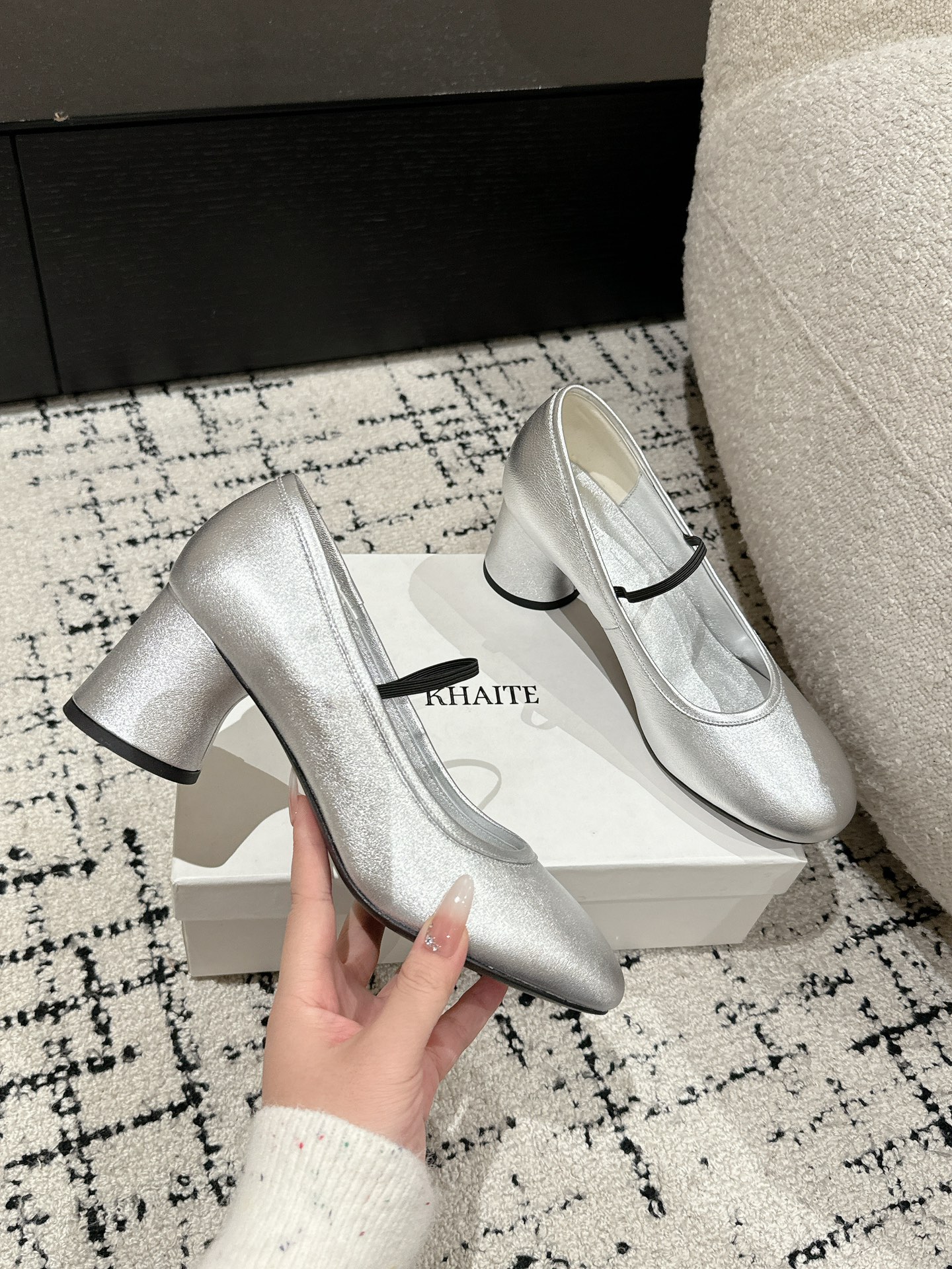 “Khaite 25 Collection: New Silver Mary Jane High Heels Overview” - 图片 4