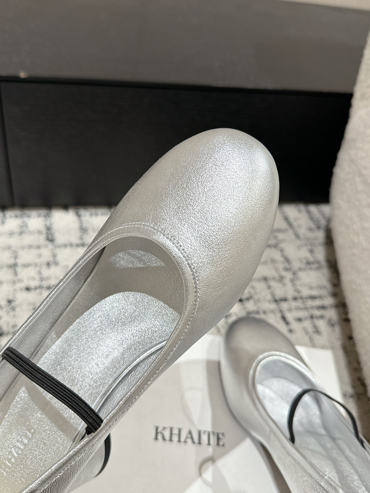 “Khaite 25 Collection: New Silver Mary Jane High Heels Overview” - 图片 5
