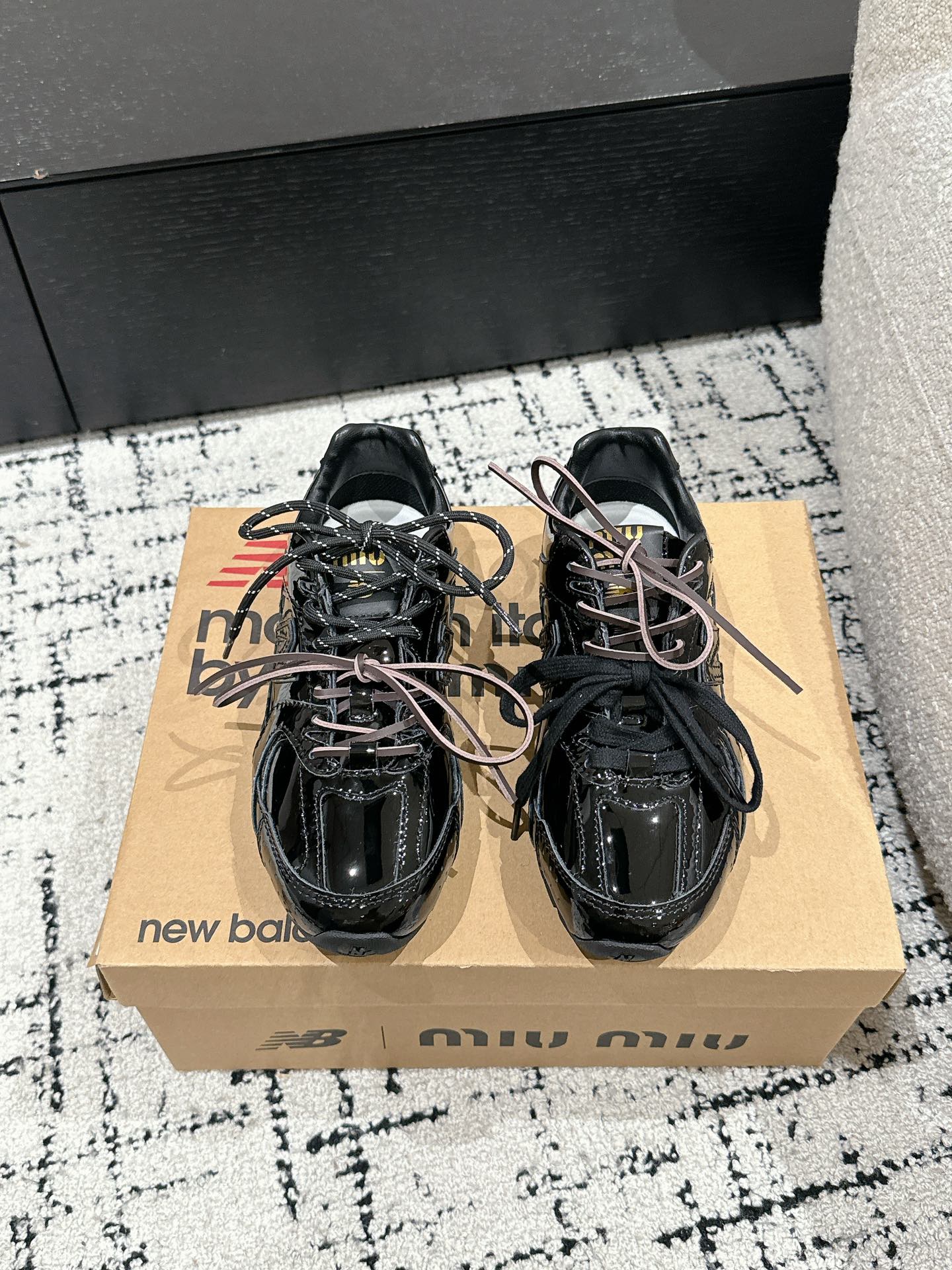 NO:163871,Men's miumiu 25/ Latest G027Miu Miu x New Balance co-branded sneakers. Before the early spring release in 2025, it was also in the Paris Fashion Week in October, and the sharp-eyed fans saw the sequel to Miu Miu x New Balance! The classic daddy shoe style New Balance 530 As the protagonist, MiuMiu changed the familiar white buckle shoe color scheme of 530, with dark brown and gray, with a little imitation 1 old fabric covering the outline of New Balance 530. The deliberately worn and uneven leather tones give the buckle shoe a different personality! Customized fabric imported patent leather/metal leather inner lining imported sheepskin inner sole original molded TR sole Size35-45 (for women 40 men 45 customization without return or exchange), casual shoes/sports shoes, miumiu, sneakers, sheepskin19860909男  miumiu 缪缪 25/ 最新 G027Miu Miu x New Balance联名款运动鞋 2025早春发售前先近赏同样是在十月的巴黎时装周,又被眼尖的粉丝们看见了 Miu Miu x New Balance 的续作！经典的老爹鞋款式 New Balance 530 作为主角,MiuMiu一改530熟悉的白波鞋配色,以深褐色、灰色,带点仿1旧的布料包覆着 New Balance 530 的轮廓,刻意磨损、不均勻的皮革色调,让波鞋多了不同的个性！ 面料定制进口漆皮/金属皮 内里进口羊皮内里 鞋底原版开模TR大底 Size35-45（女40男45定制不退换）,休闲鞋/运动鞋,miumiu,sneakers,sheepskin,Women's Shoes