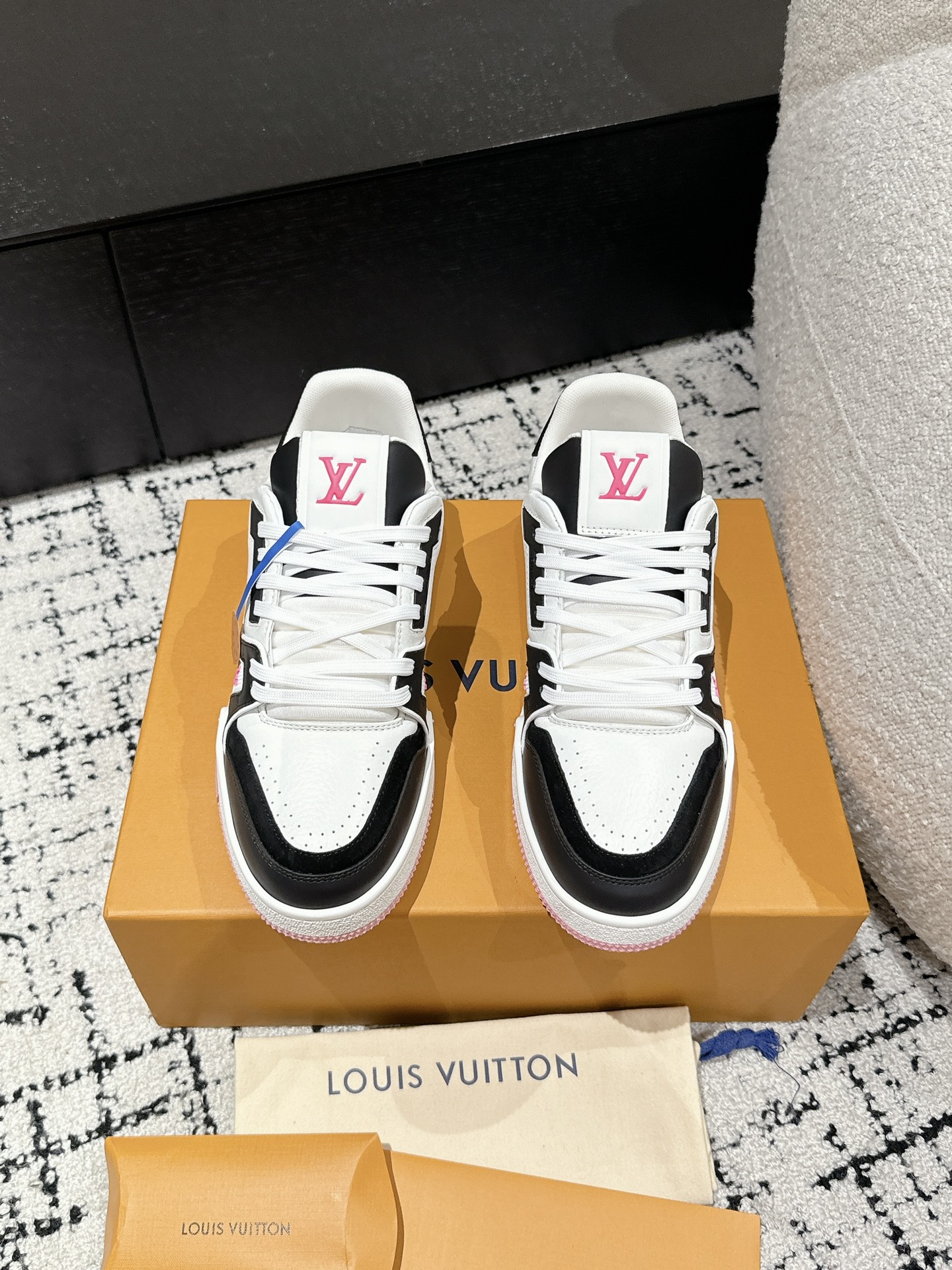 NO:164460,#Top version Women's LV Louis Vuitton L Home Trainer 24/ New casual sneakers Skateboard shoes LV Trainer sneakers are inspired by retro basketball shoes, representing Virgil Abloh's iconic design concept, showing the contemporary interpretation of retro basketball sneakers. Grained cowhide leather The latter echoes the seasonal ready-to-wear series design. Monogram floral embellishment rubber outsole, LV letters mark the tongue. Fabric: Original custom top layer cowhide Inner: Original custom breathable net Outsole: Two-color TPU combination sole Thickness: 3CM Size: 35-41, casual shoes/sneakers, louis vuitton, louis vuitton, louis vuitton, louis vuitton, louis vuitton, sneakers, cowhide19860909#顶级版本 女款 LV 路易威登L家 Trainer 24/ 新款 休闲 运动鞋 滑板鞋 LV Trainer 运动鞋的灵感源自复古篮球鞋,代表 Virgil Abloh 的标志性设计理念 展现复古篮球运动鞋的当代演绎.粒面牛皮革 后者与当季成衣系列设计遥相呼应.Monogram 花卉点缀橡胶外底,LV 字母标注鞋舌. 面料: 原版定制头层牛皮 内里: 原版定制透气网里 大底: 双色TPU组合大底 底厚: 3CM Size: 35-41,休闲鞋/运动鞋,louis vuitton,louis vuitton,louis vuitton,sneakers,cowhide,Women's Shoes