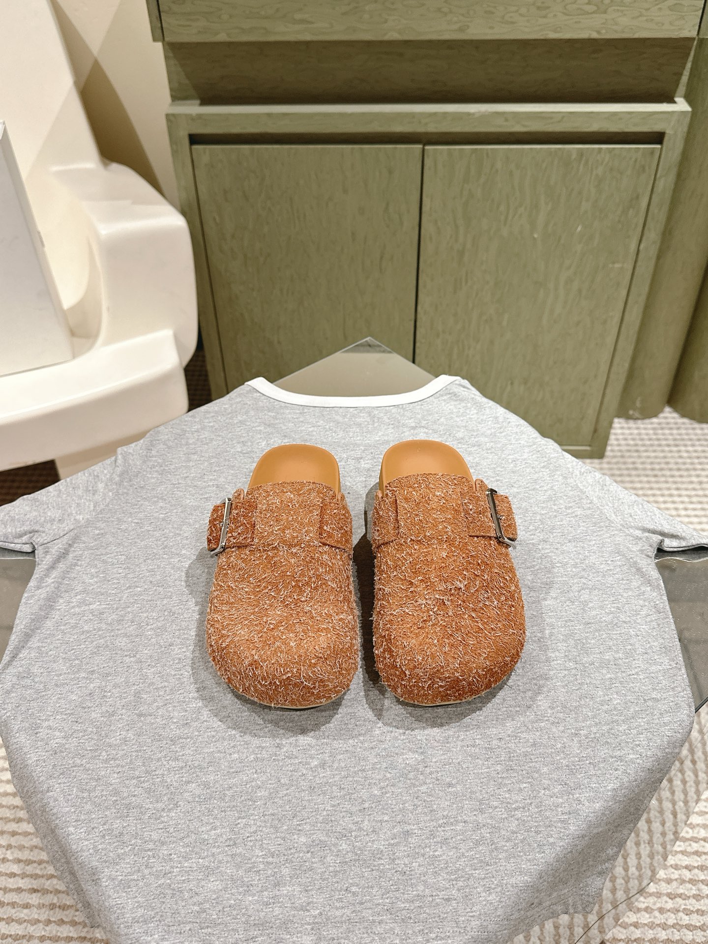 NO:471074,| 5 LoewE's latest British style cool series counter synchronizes the new product Muller Tow. A little fairy who likes this style must buy it!  The upper is made of imported wool fleece fabric, mixed sheepskin inside, and Italian leather outsole!  It is very comfortable to wear. The big head design is a perfect height-enhancing tool. Size: 35-40 40 customized. Full set of counter synchronous gift box packaging!  , semi-drag, loewe, loewe, sheepskin, Leather soles19860909| 5  罗意威LOEWE最新英伦风潮酷系列专柜同步新品穆勒拖 喜欢这种风格的小仙女必须要入手哦！鞋面采用进口呢绒面料,内里混种羊皮,意大利真皮大底！上脚非常舒适 大头的设计,妥妥的增高神器 Size: 35-40 40定制 全套专柜同步礼盒包装！,半拖,loewe,loewe,sheepskin,Leather soles,Women's Shoes