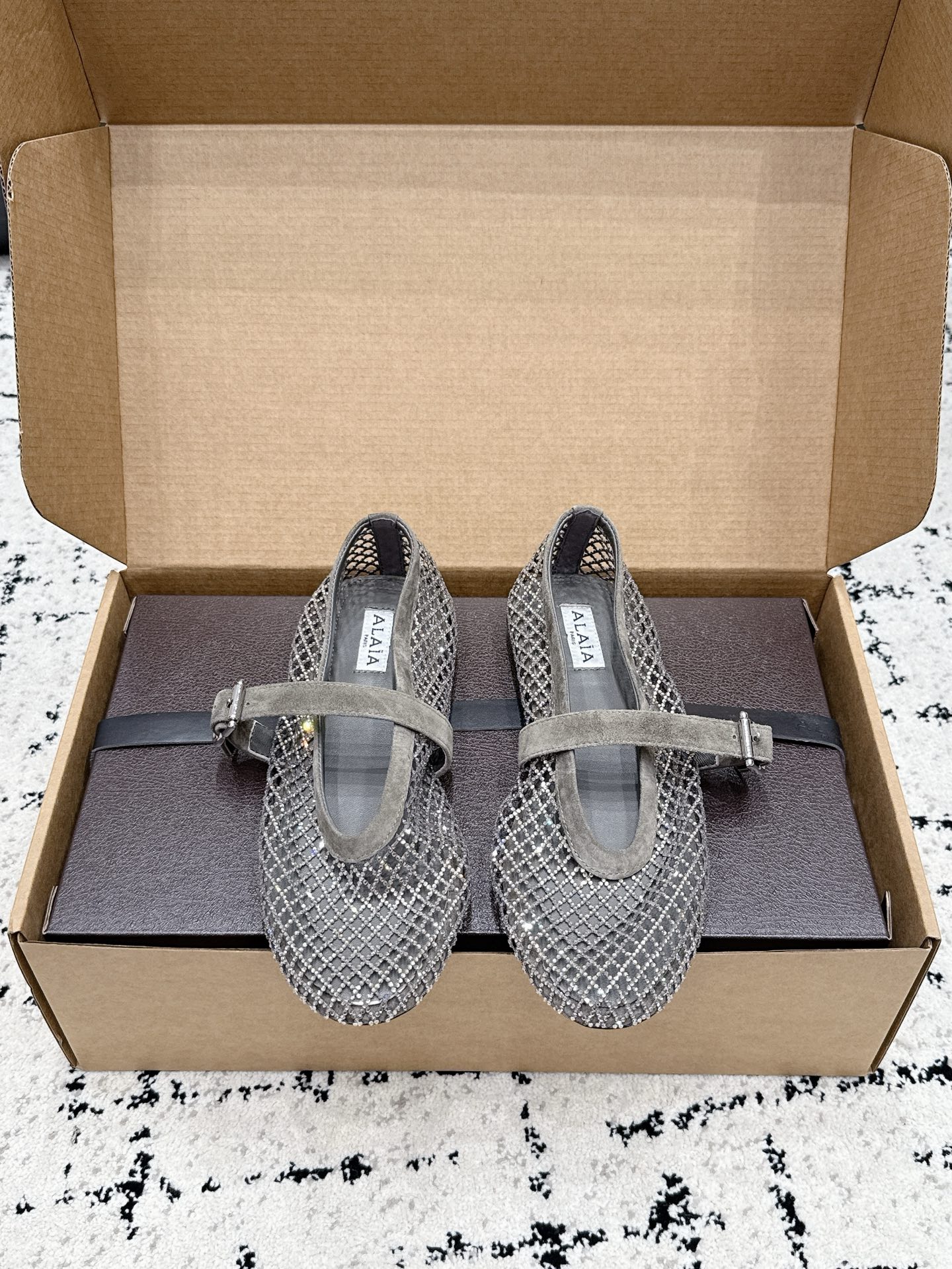 NO:816667,Dongguan-made purchasing agent Alaia Alaia 26ss early spring new product fishnet crystal flat ballet shoes flat Mary Jane shoes Alaia crystal fishnet ballet shoes, crystal hollow mesh + one-word buckle, elegant and breathable, super comfortable to wear in summer!  The upper is decorated with rhinestones, full of sophistication, the round toe design does not squeeze the feet, and the flat sole is very stable for walking. It is white and high-end, and can be easily matched with skirts and trousers. It is suitable for daily outings or vacations ~ Fabric: Crystal fishnet/sheepskin Lining: Sheepskin Sole: Original molded rubber sole Size: #35-40 (40 set), fisherman's shoes, alaia, mary jane, espadrilles, skirts, sheepskin19860909莞产代购级 Alaia 阿莱亚 26ss早春新品 渔网水晶 平底芭蕾舞鞋 平跟 玛丽珍鞋 Alaia水晶渔网芭蕾舞鞋,水晶镂空网面+一字扣带,优雅又透气,夏天穿超舒服！鞋面点缀水钻,精致感满满,圆头设计不挤脚,平底走路也很稳.白又高级,裙装裤装都能轻松搭配,日常出街或度假都很适合～ 面料: 水晶渔网/羊皮 内里: 羊皮 鞋底: 原版开模橡胶底 Size: #35-40（40定）,渔夫鞋,alaia,mary jane,espadrilles,skirts,sheepskin,Women's Shoes