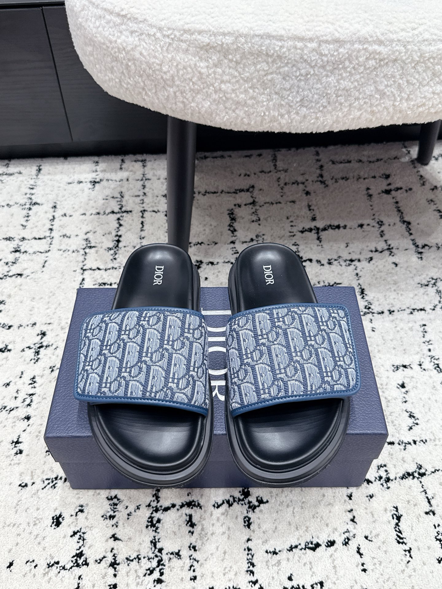 NO:815363,#Men's Top Version # Dior 26/ New Aqua Men's Summer Velcro Slides New for 2025, the Alias sandal is a laid-back yet sophisticated piece. The style is crafted in beige and black Dior Oblique jacquard, showcasing a cross-strap design. Composed of black leather and rubber soles for optimal comfort and enhanced by Dior Oblique non-slip inserts, the sandal will effortlessly pair with any casual look this season. Size:  38-46 (38 45 46 customized), slippers, dior, dior, sandals, slippers19860909#男款 顶级版本 # 迪奥 26/ 新款 Aqua 男士夏季 魔术贴 拖鞋 Alias凉鞋是2025新品,是一款悠闲而精致的作品.该风格采用米色和黑色Dior Oblique提花制成,展示了交叉带设计.这款凉鞋由黑色皮革和橡胶鞋底组成,提供最佳舒适度,并由Dior Oblique防滑插入物增强,将毫不费力地与本季的任何休闲外观搭配. Size: 38-46（38 45 46定做）,拖鞋,dior,dior,sandals,slippers,Women's Shoes