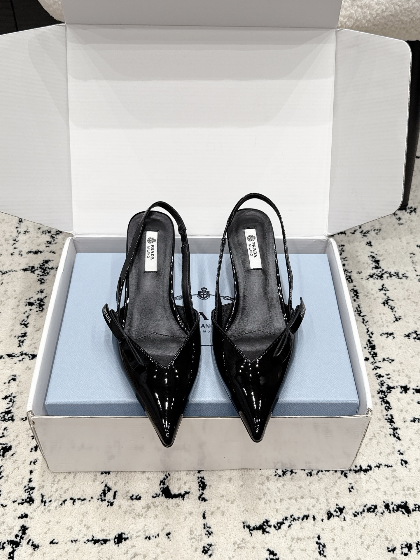 NO:815450,Prad *26/ Early spring new pointed-toe bow high heels. Pointed-toe strappy high-heeled shoes are the perfect symbiosis of elegance and sexiness. They are effortlessly high-end. They are cool and glamorous in bright black and gentle in milky white. Each color is a kind of female power. The shiny cowhide wraps every inch of skin and fits like a second layer of skin. The pointed toe is sharp, the strap is gentle, and the bow is romantic.  Every step is a manifestation of self and an interpretation of elegance. Wear high heels and walk your own flower path. Every step brings its own light. Fabric patent leather, sheepskin lining, outsole, Italian leather outsole, heel height 6cm, size 35-40 (customized size 40 is not returnable), high heels and sandals, prada, sandals, high heels, cowhide, sheepskin, Leather soles19860909Prad *26/ 早春新款尖头蝴蝶结高跟鞋 尖头绑带高跟鞋,是优雅与性感的完美共生,是不费力的高级,亮黑的冷艳,奶白的温柔,每一种颜色,都是一种女性力量,亮面牛皮包裹着每一寸肌肤,像第二层皮肤般贴合,尖头是锋芒,绑带是温柔,蝴蝶结是浪漫. 每一步,都是对自我的彰显,对优雅的诠释穿高跟鞋,走属于自己的花路,每一步都自带光芒. 面料漆皮 内里羊皮 大底意大利真皮大底 跟高6cm size35-40码（40码定制不退换）,高跟鞋凉鞋,prada,sandals,high heels,cowhide,sheepskin,Leather soles,Women's Shoes