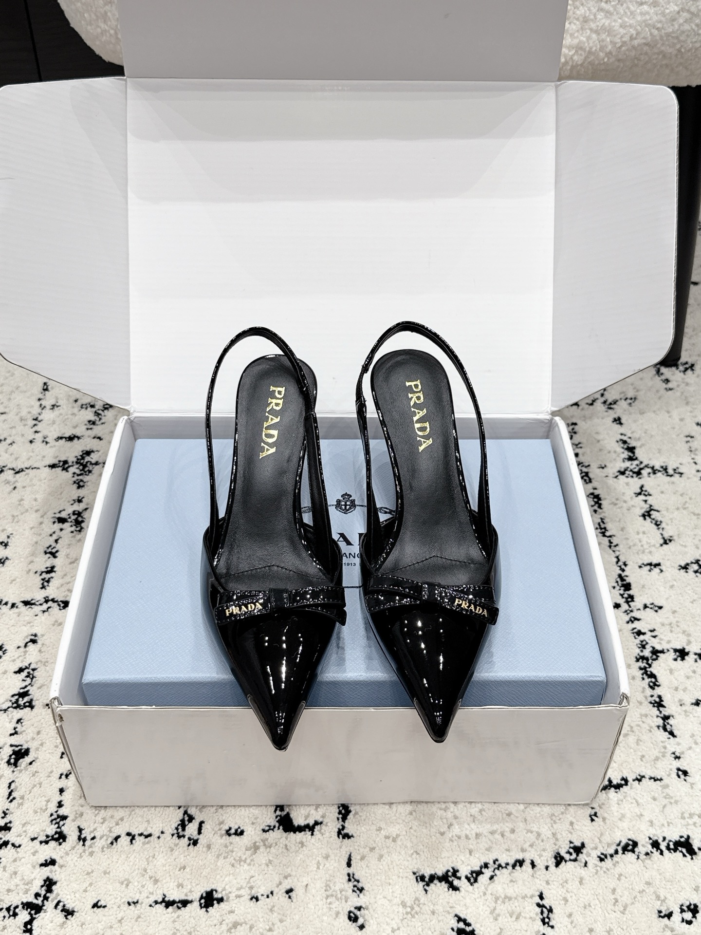NO:815438,Prad *26/ Early spring new style bow-tie high-heeled shoes with back straps. This pair of Prada pointed-toe high-heeled shoes with back straps is really a fairy style that welds sophistication and aura to the feet!  The classic triangle logo + pointed toe design has a high-end buff. It instantly elongates the leg shape and becomes slender and long in seconds. Whether commuting to the workplace or dating, you can easily control your temperament. The back strap design fits the ankle, does not rub the foot or slips, and elongates the leg line to create a golden ratio, which can be easily controlled by small sisters. Fabric: Beaded cowhide leather, lining sheepskin, genuine leather outsole, heel height 8.5cm  size 35-41 (customized sizes 40 and 41 are non-refundable), high heels and sandals, prada, sandals, high heels, cowhide, sheepskin, gold, Leather soles19860909Prad *26/ 早春新款蝴蝶结后空高跟鞋 这双Prada尖头后带高跟鞋,真的是把精致与气场焊在脚上的神仙款！经典三角标logo+尖头设计,自带高级感buff,上脚瞬间拉长腿型,秒变纤细大长腿,不管是职场通勤还是约会聚会,都能轻松拿捏气质. 后绊带设计贴合脚踝,不磨脚、不滑落,同时拉长腿部线条,打造黄金比例,小个子姐妹也能轻松驾驭. 面料开标珠牛皮 内里羊皮 大底真皮大底 跟高8.5cm size35-41码（40、41码定制不退换）,高跟鞋凉鞋,prada,sandals,high heels,cowhide,sheepskin,gold,Leather soles,Women's Shoes