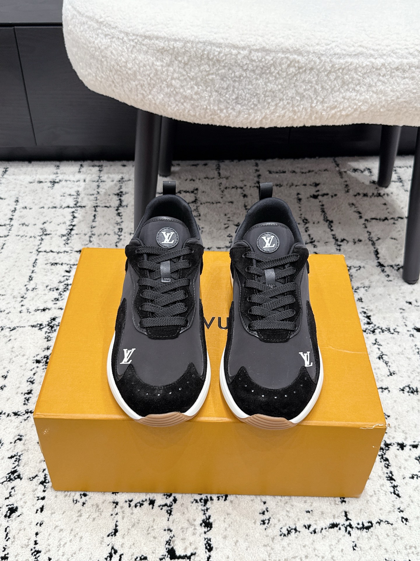 NO:815410,#Men's top version LV Louis Vuitton 26/ New Drop series of casual shoes, sneakers and running shoes. Louis Vuitton's men's footwear series meets the needs of various occasions. Elegant lace-up shoes match business or formal looks. Boots, moccasins and loafers reveal a leisurely style. There are also high-top or low-top sports shoes such as the brand's popular LV Trainer. Creative director, Pharrell Williams reinterprets classic designs every season. The fabric is original custom nylon + cowhide material.  Original custom-made breathable mesh lining, original molded anti-slip rubber material for the outsole, Size 39-45 (39-45 is fixed), casual shoes/sports shoes, louis vuitton, louis vuitton, loafers, boots, sneakers, cowhide19860909#男款 顶级版本 LV路易威登 26/ 全新Drop系列休闲鞋运动鞋 跑鞋 路易威登男士鞋履系列契合各式场合需求,雅致系带鞋搭配商务或正式造型,靴子、莫卡辛鞋和乐福鞋流露悠闲格调,另有品牌热门LVTrainer 等高帮或低帮运动鞋可选.创意总监,Pharrell williams 每季焕新演绎经典设计 面料原版定制尼龙＋牛皮材质 内里原版定制透气网里 大底原版开模防滑橡胶材质 Size 39-45（39 45定）,休闲鞋/运动鞋,louis vuitton,louis vuitton,loafers,boots,sneakers,cowhide,Women's Shoes